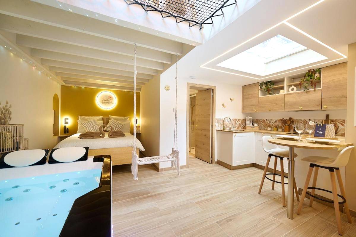 Espace de vie avec cuisine et lit king size - Suite Magnolia