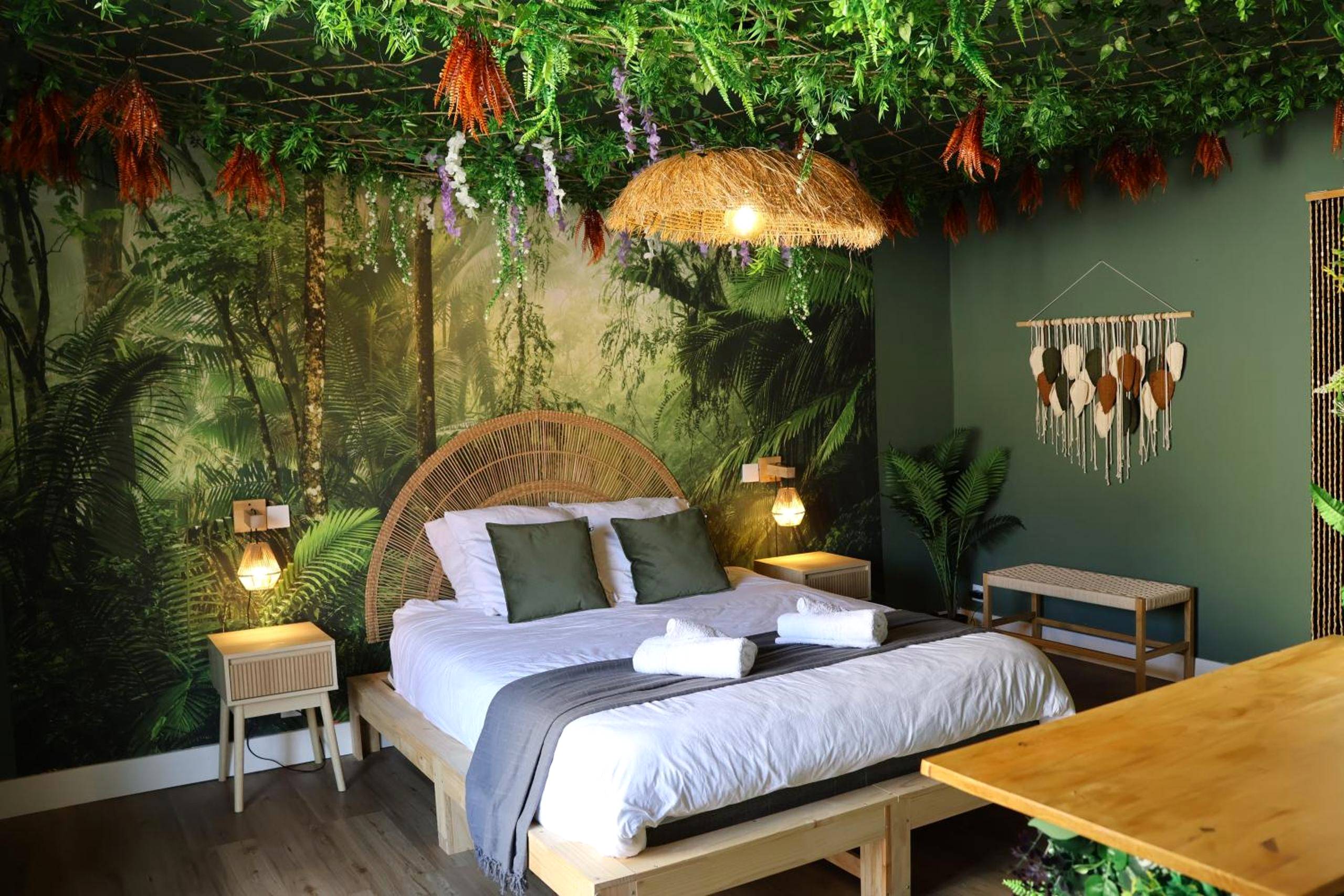 Lit double sous plafond végétalisé - Love Room Port - de - Bouc - Suite Mahé