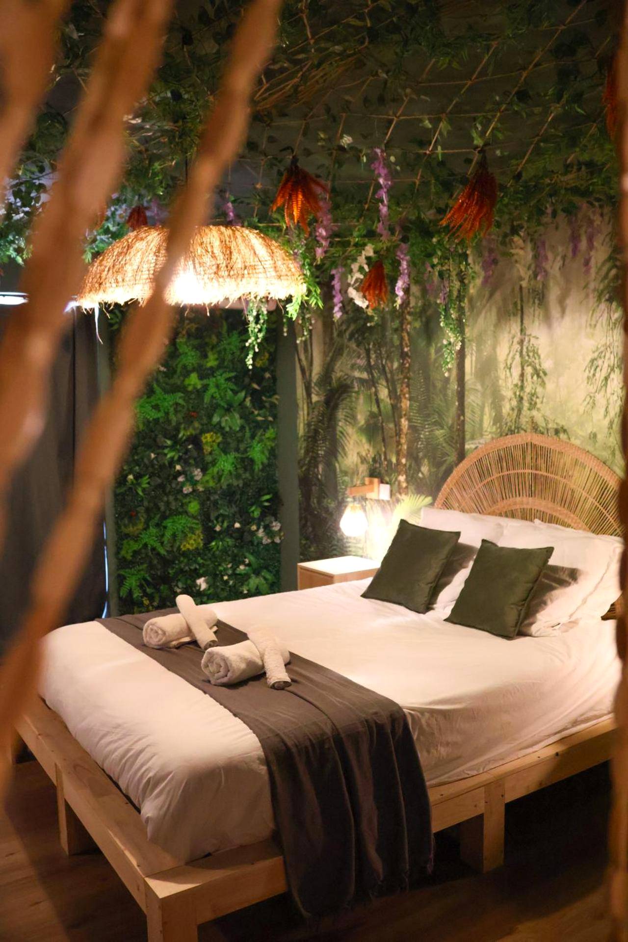 Chambre à thème jungle avec lit king size - Suite Mahé