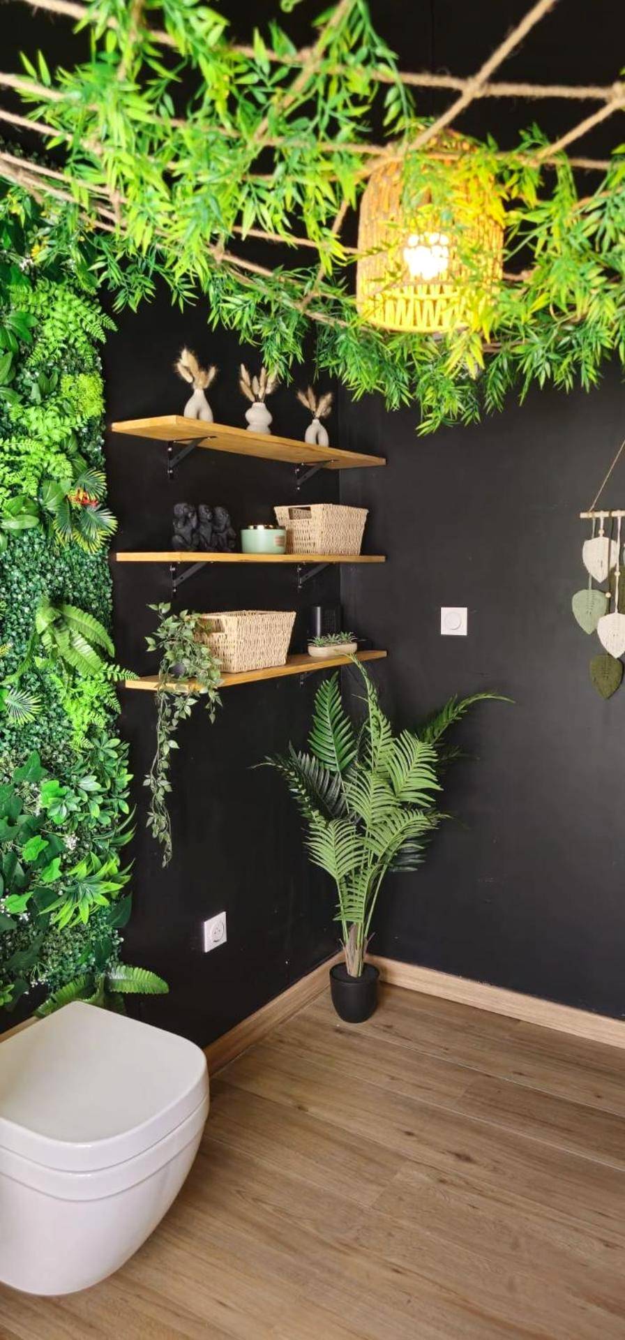 Coin décoration avec étagères et mur végétal - Suite Mahé