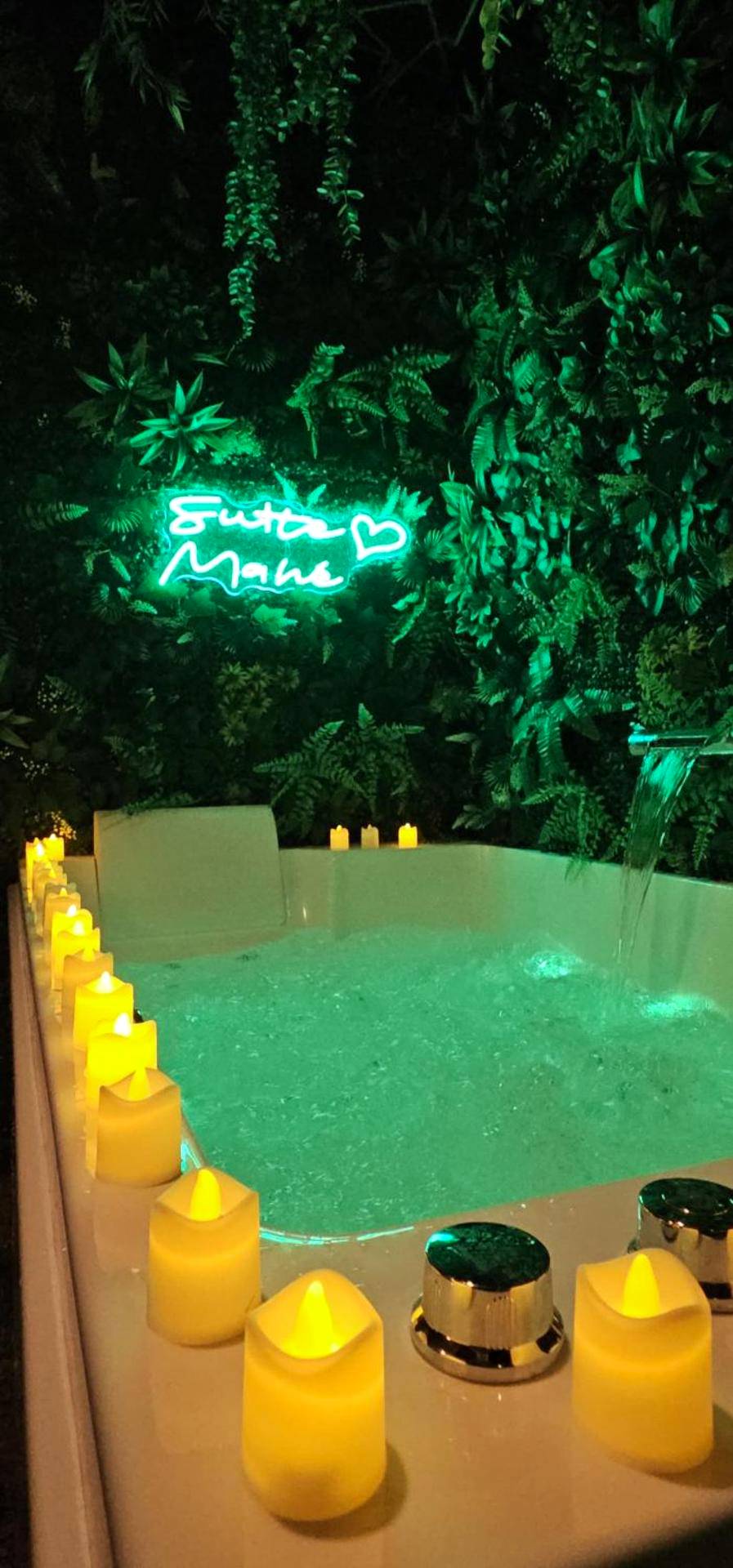 Jacuzzi privatif avec bougies et néon vert - Suite Mahé