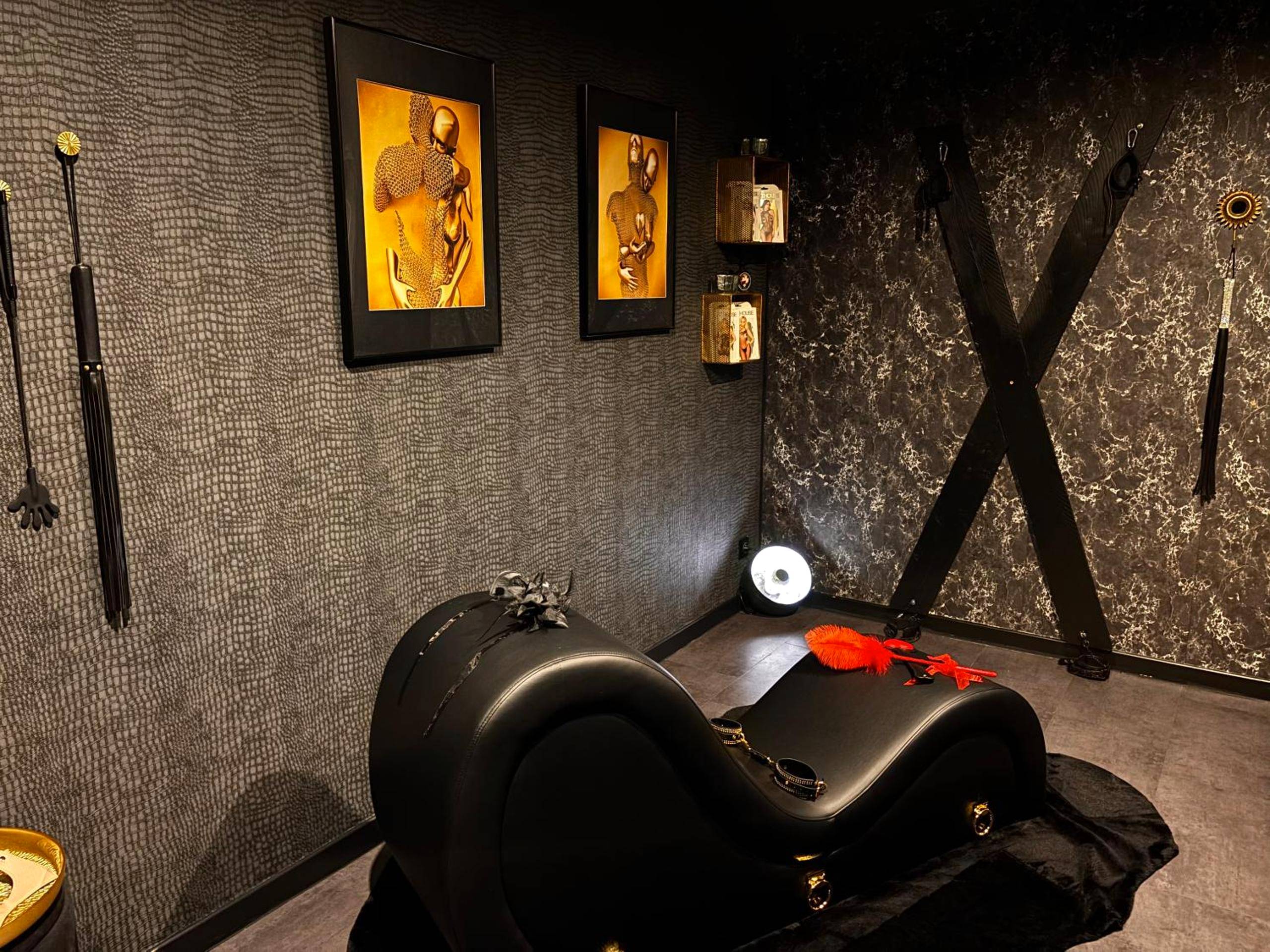 Divan tantrique et croix de Saint - André - Love Room Maing - La Suite Maléfik