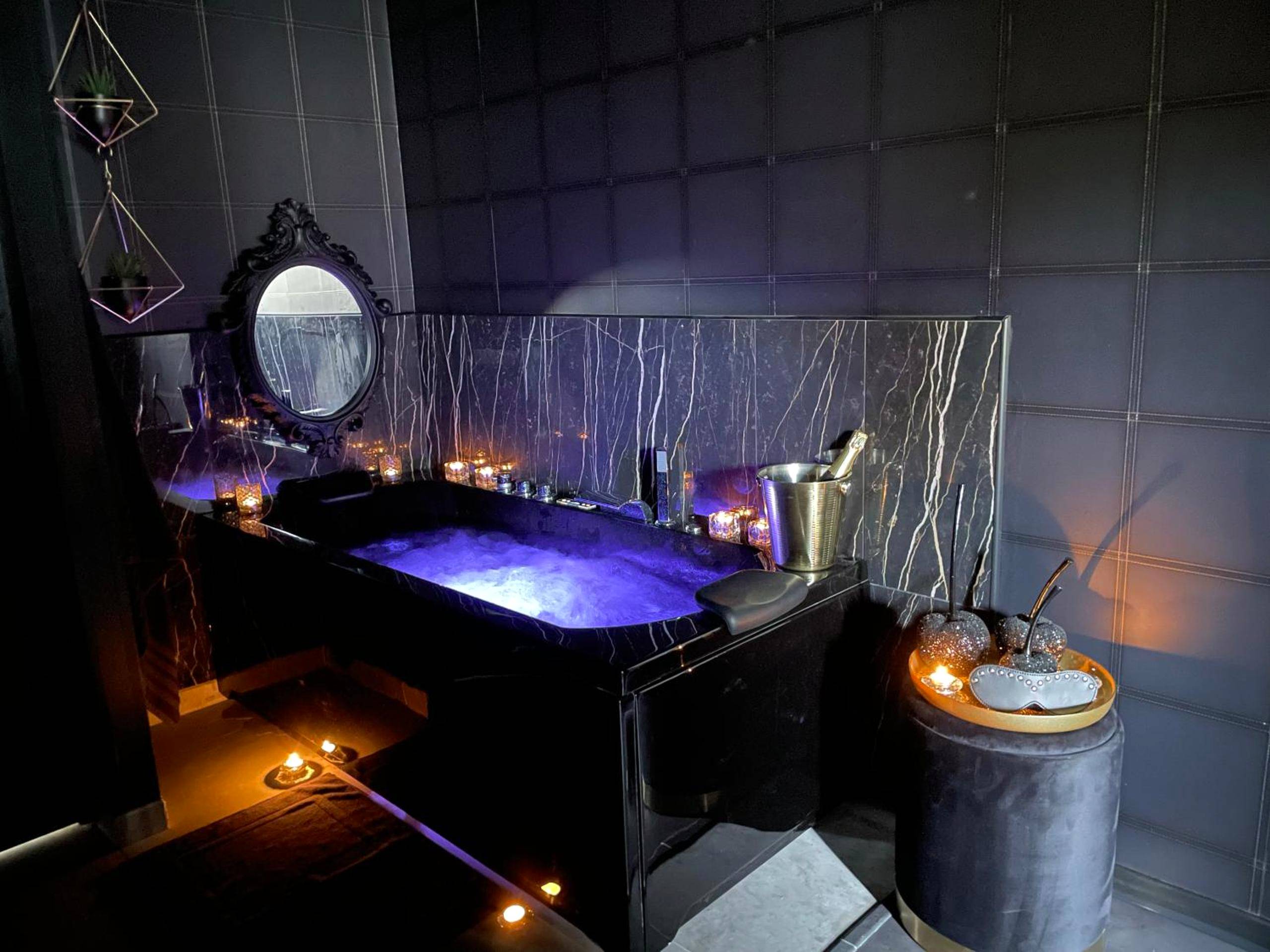 Baignoire balnéo lumineuse et champagne - La Suite Maléfik