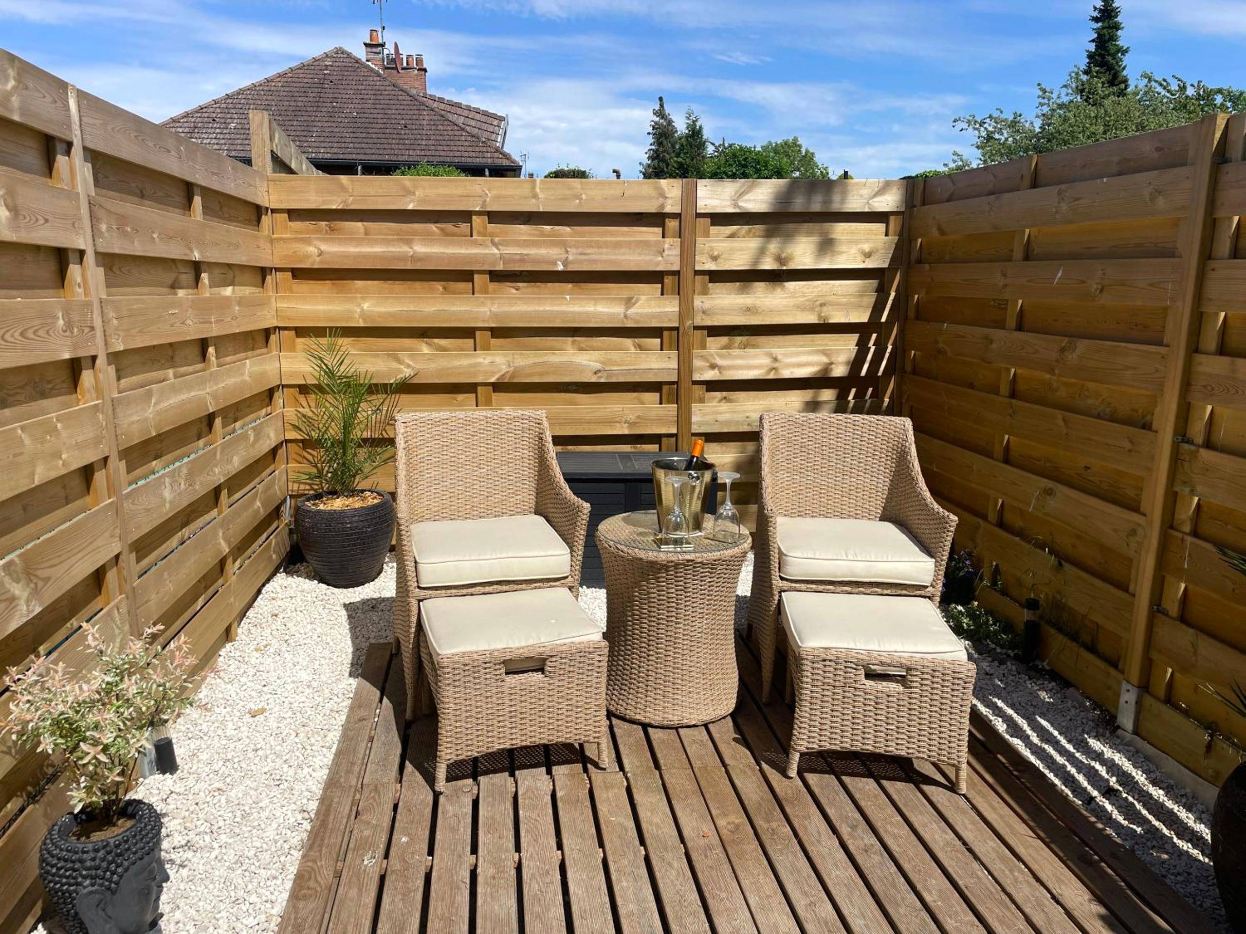 Terrasse privée avec fauteuils en résine tressée - La Suite Maléfik