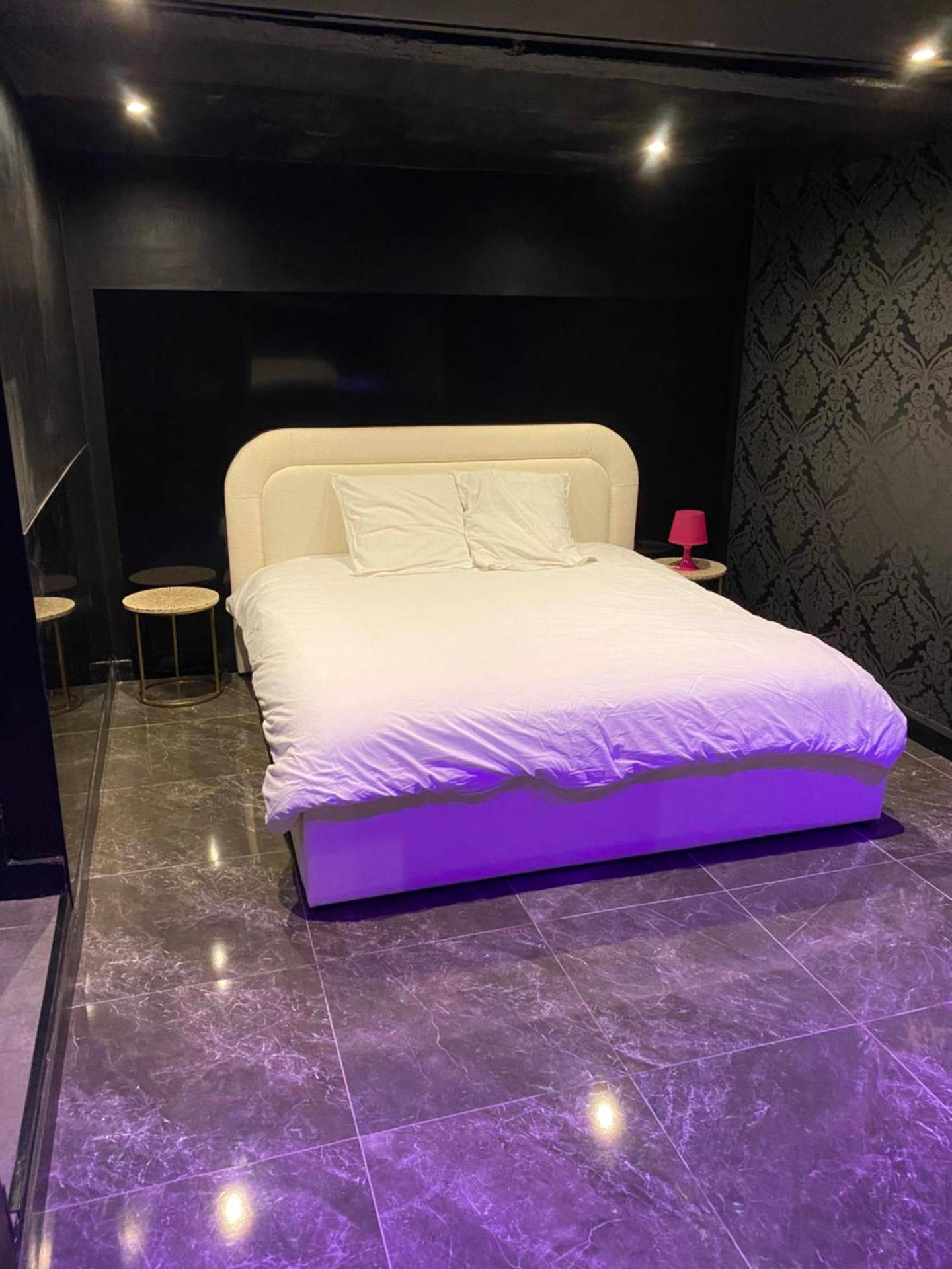 Lit double blanc sur sol en marbre violet - La Suite Marylin, Loft de 90m2 avec Sauna et Jacuzzi