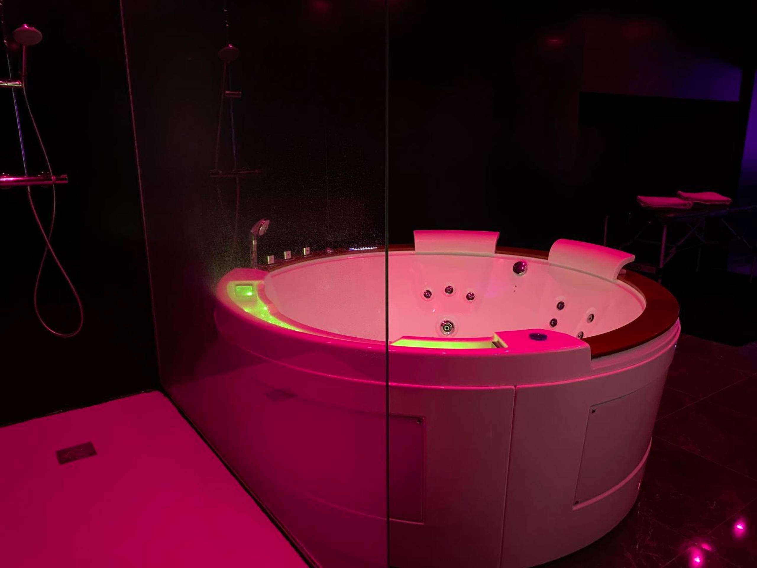 Photo du logement - La Suite Marylin, Loft de 90m2 avec Sauna et Jacuzzi - Riom