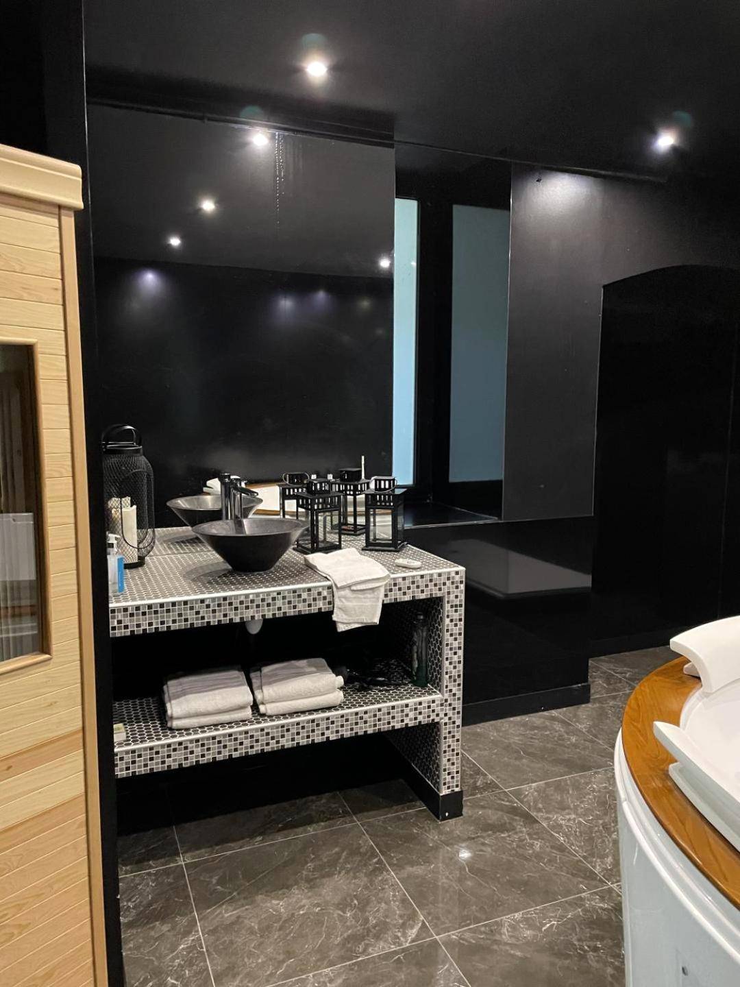 Double vasque noire sur plan de travail mosaïque - La Suite Marylin, Loft de 90m2 avec Sauna et Jacuzzi