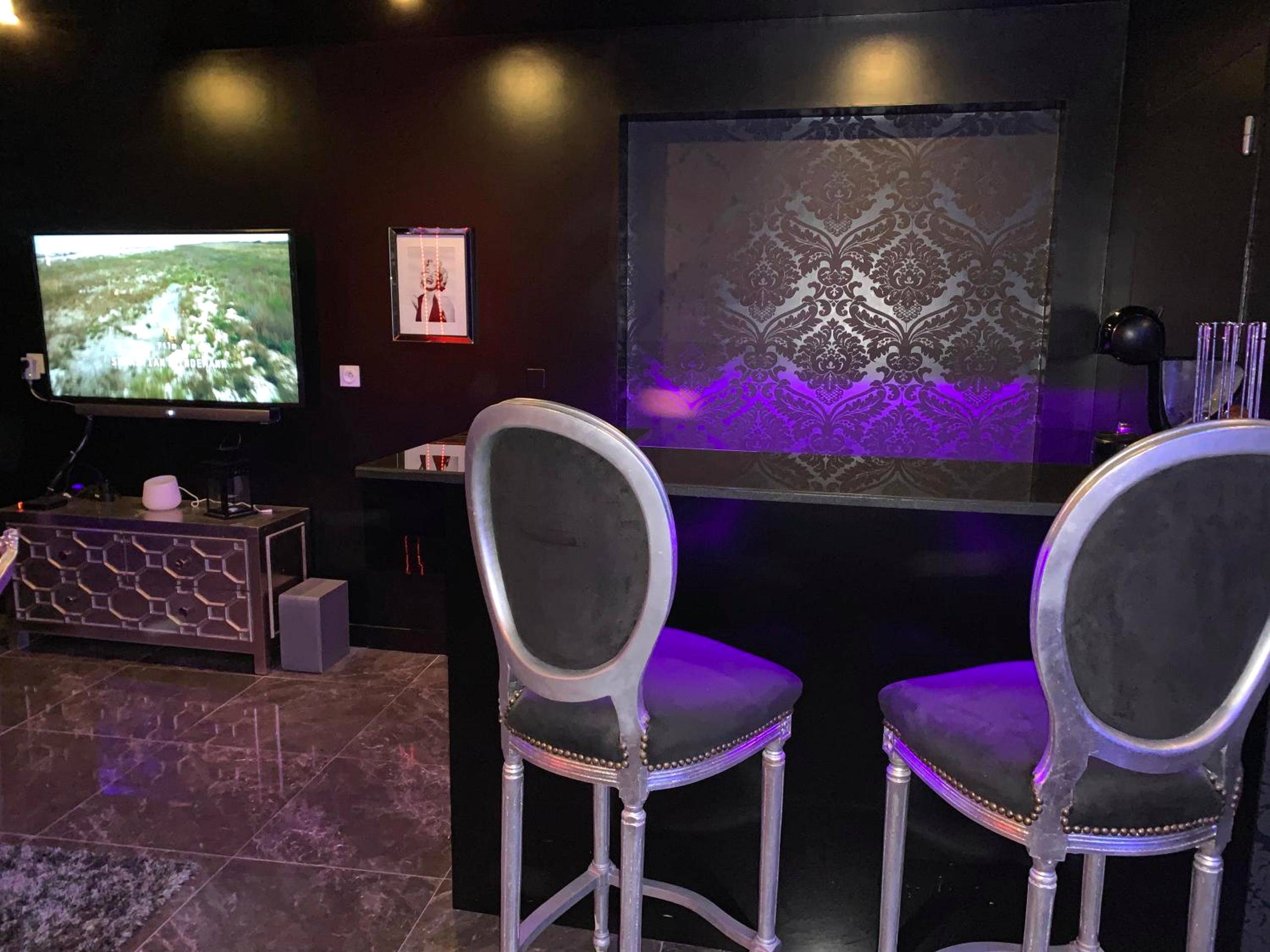 Espace bar avec chaises hautes et télévision - La Suite Marylin, Loft de 90m2 avec Sauna et Jacuzzi