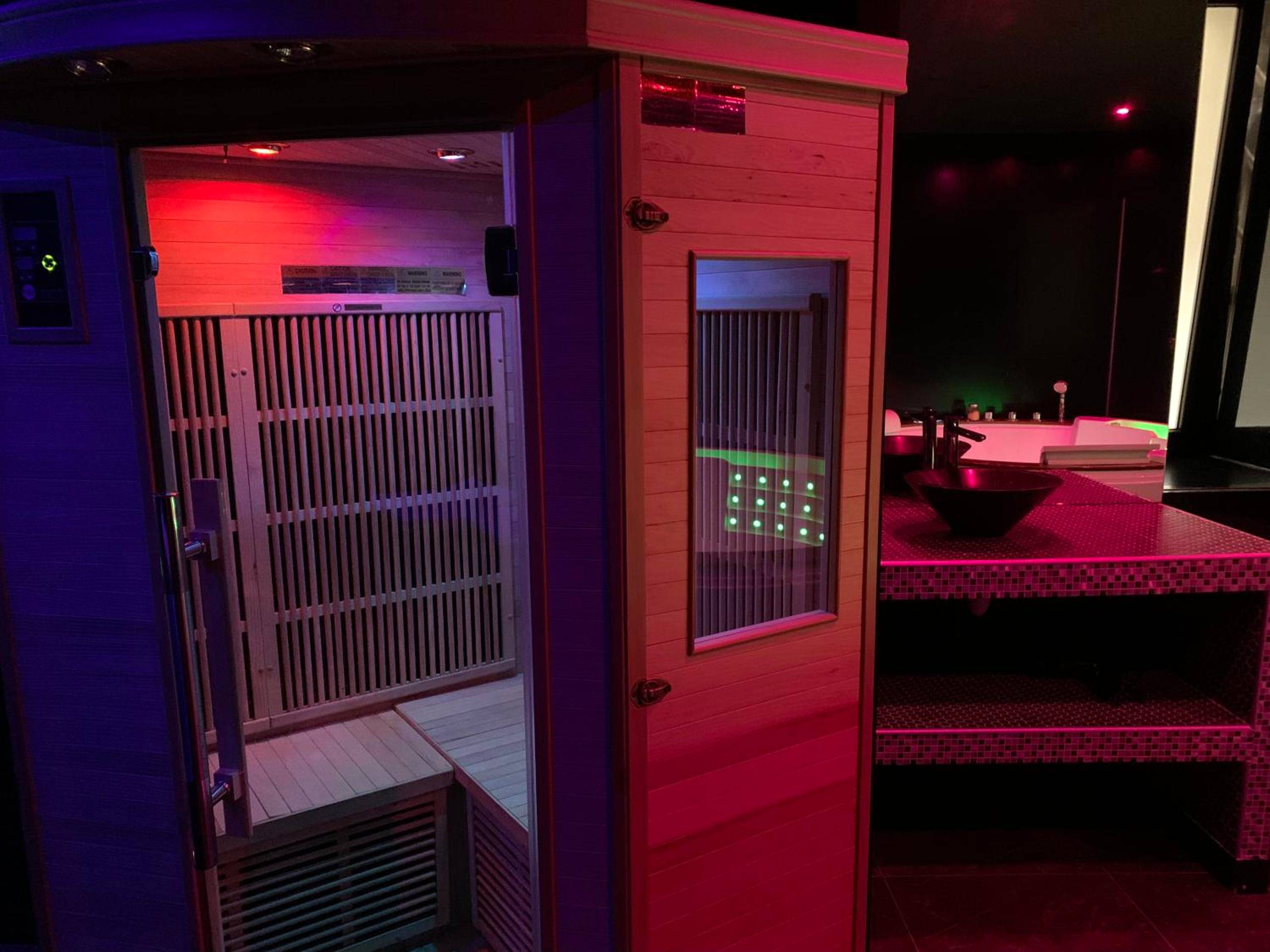 Sauna infrarouge privatif avec éclairage rouge - La Suite Marylin, Loft de 90m2 avec Sauna et Jacuzzi