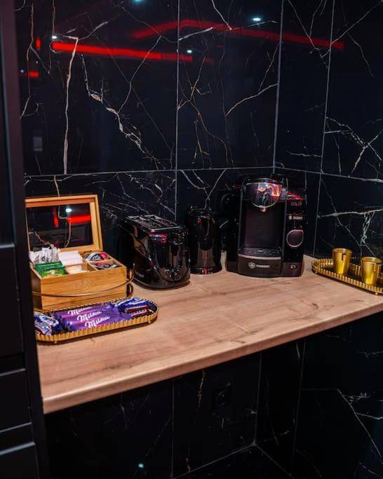 Bouteille de champagne et flûtes dans un seau - Découvrez la Suite Mirage à 30 minutes de Paris