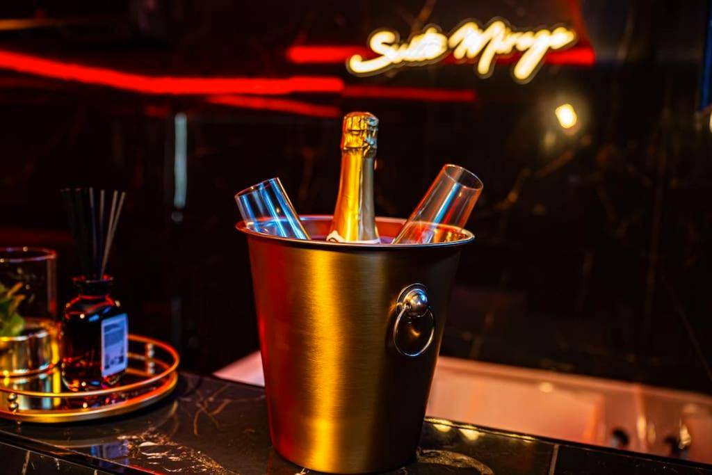 Écran plat avec Netflix et éclairage néon rouge - Découvrez la Suite Mirage à 30 minutes de Paris