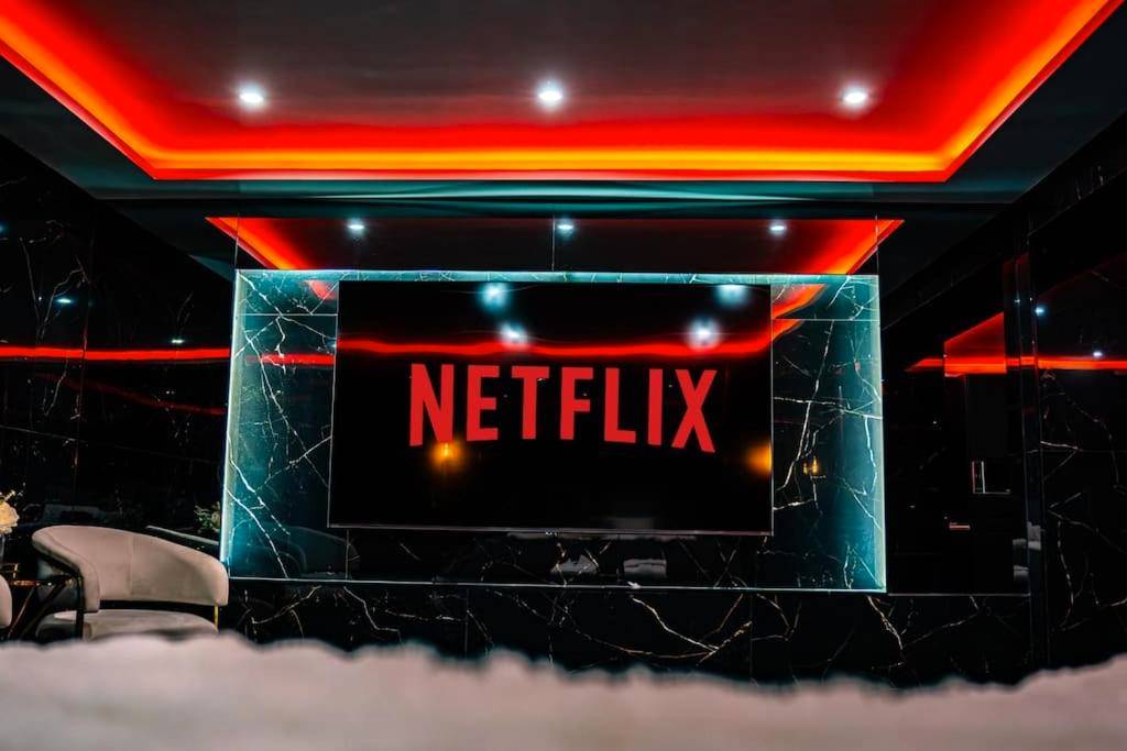 Jacuzzi privatif avec éclairage bleu intégré - Découvrez la Suite Mirage à 30 minutes de Paris