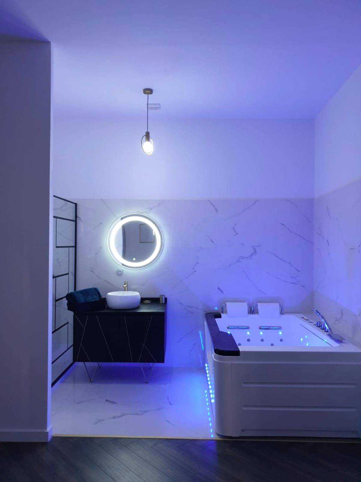 Baignoire balnéo et vasque avec miroir lumineux - Love Room Perpignan - Suite Miro Charme et volupté