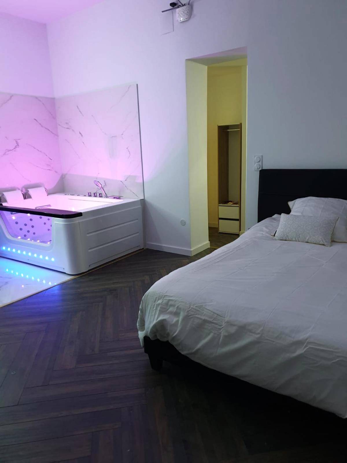 Chambre ouverte avec grand lit et jacuzzi - Suite Miro Charme et volupté