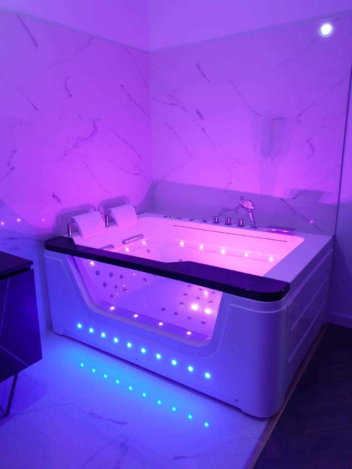 Jacuzzi privatif avec chromothérapie intégrée - Suite Miro Charme et volupté