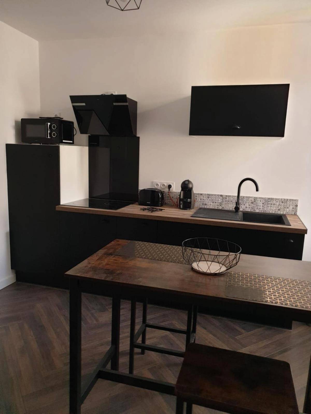 Cuisine équipée moderne avec coin repas - Suite Miro Charme et volupté