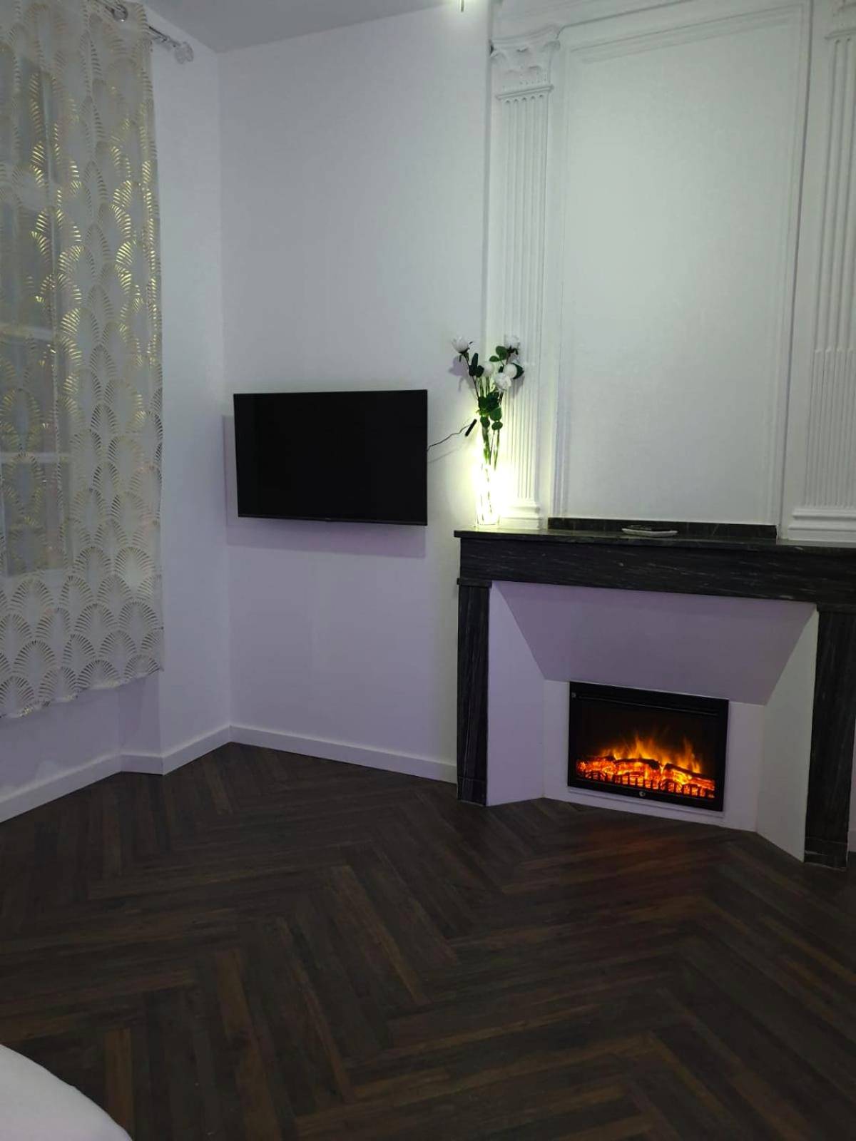 Cheminée décorative et télévision murale - Suite Miro Charme et volupté
