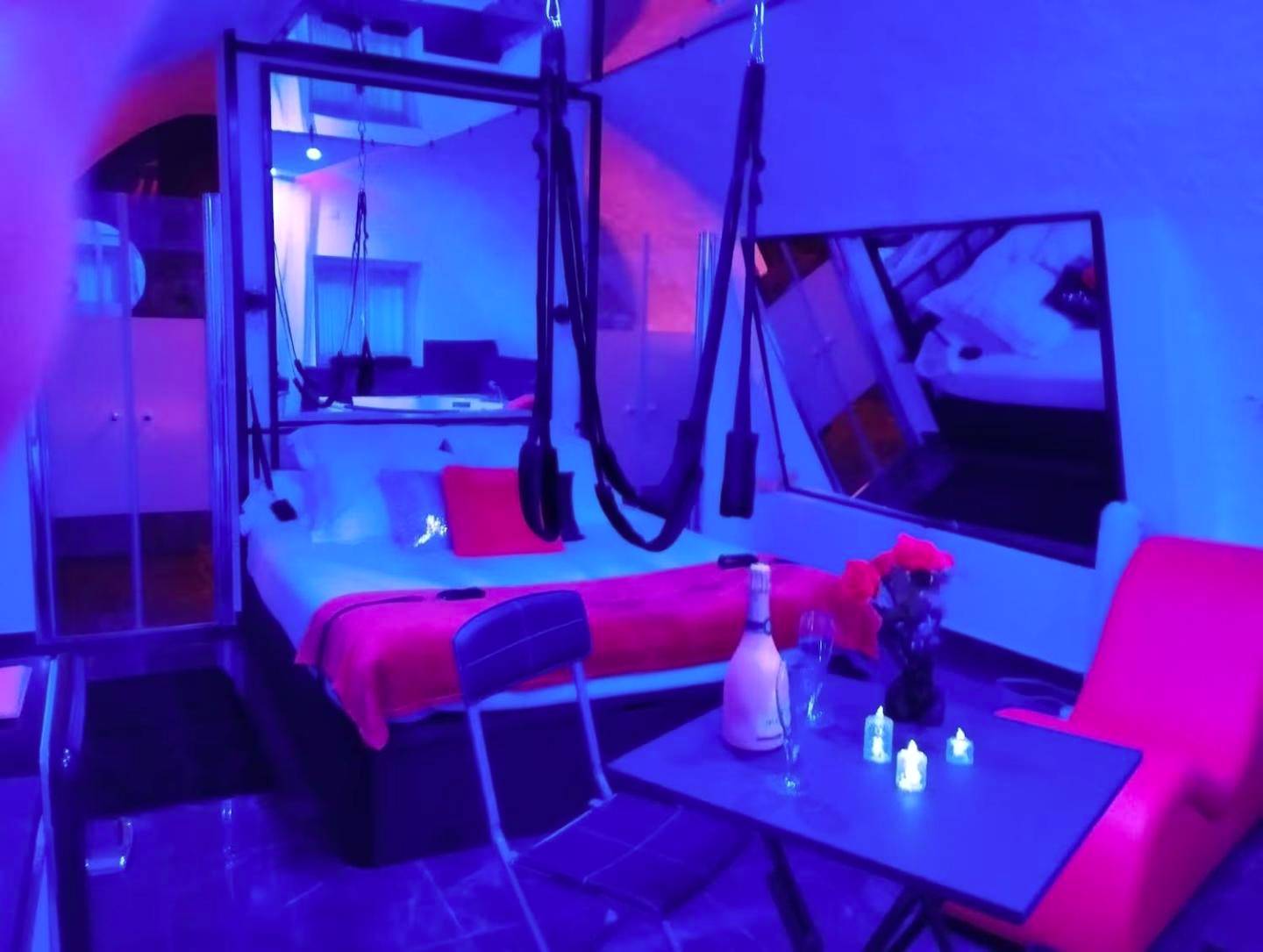Chambre romantique avec balançoire et néons - Love Room Bouc - Bel - Air - La suite miroir, love room avec jacuzzi