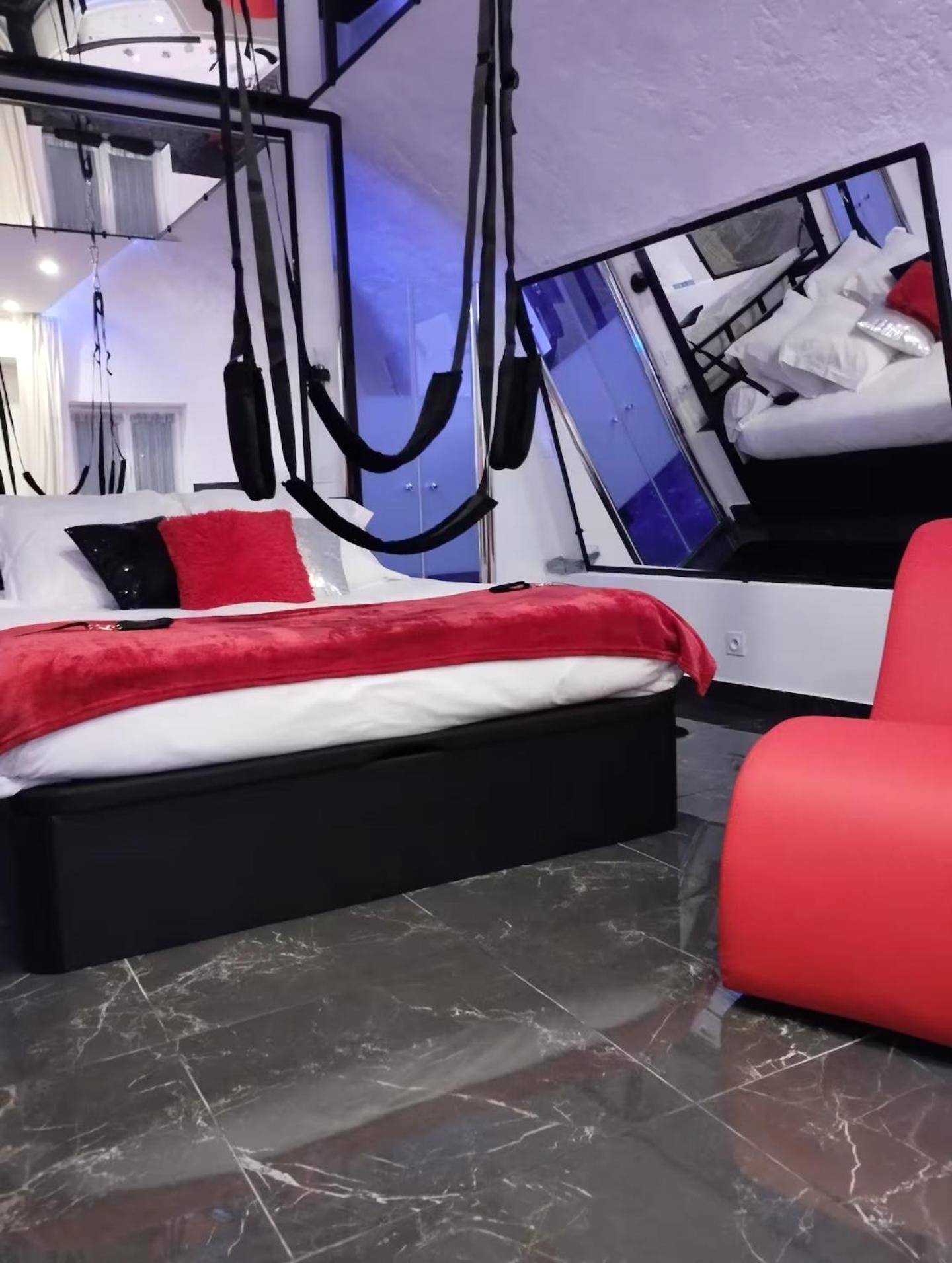 Lit king size, balançoire et fauteuil tantra - La suite miroir, love room avec jacuzzi
