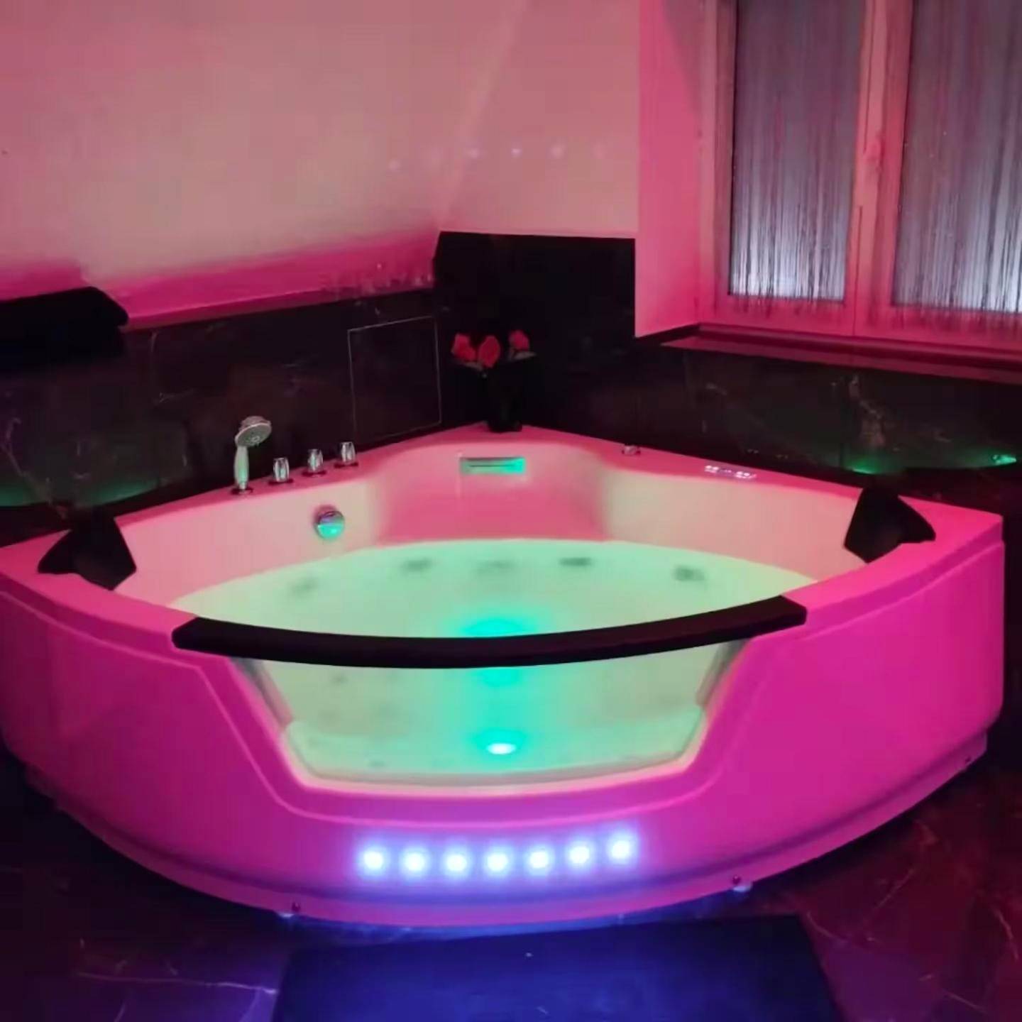 Photo du logement - La suite miroir, love room avec jacuzzi