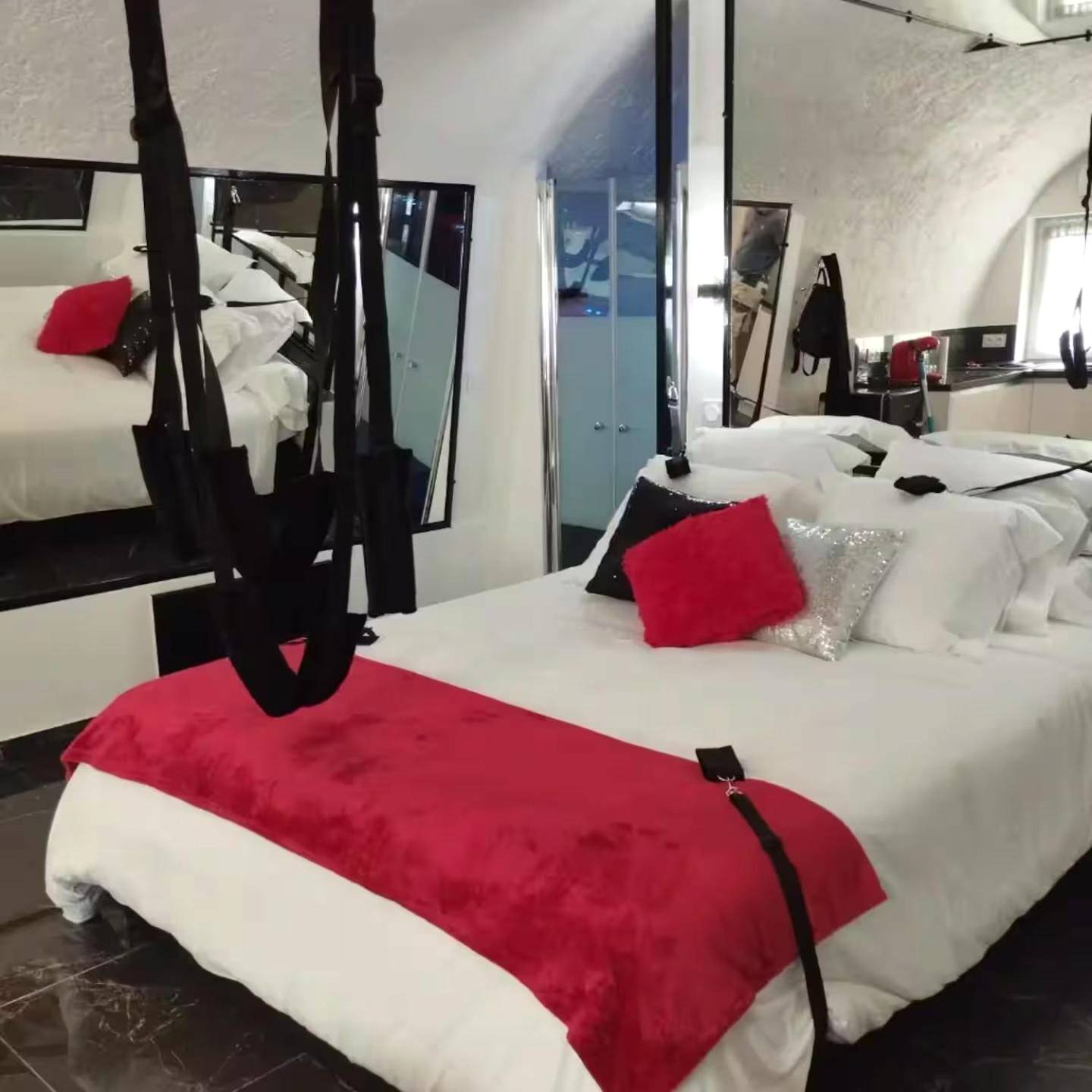 Photo du logement - La suite miroir, love room avec jacuzzi - Bouc - Bel - Air