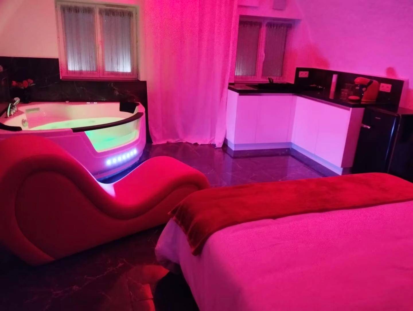 Photo du logement - La suite miroir, love room avec jacuzzi