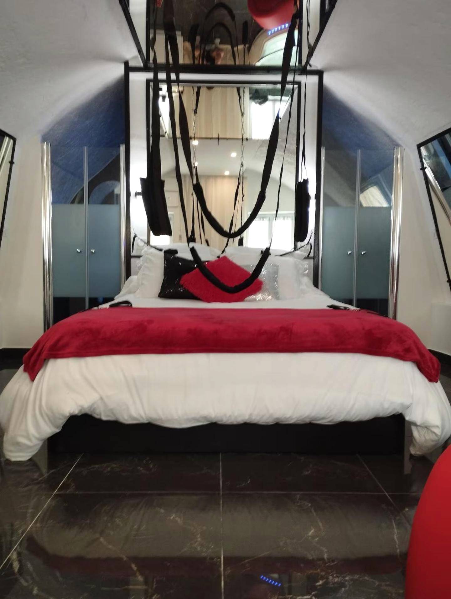 Photo du logement - La suite miroir, love room avec jacuzzi