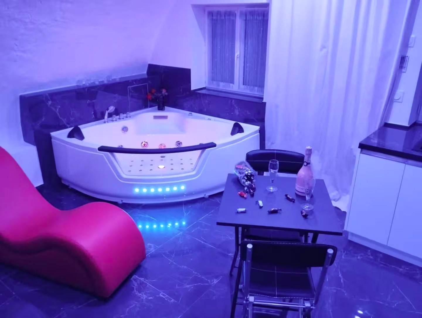 Photo du logement - La suite miroir, love room avec jacuzzi - Bouc - Bel - Air