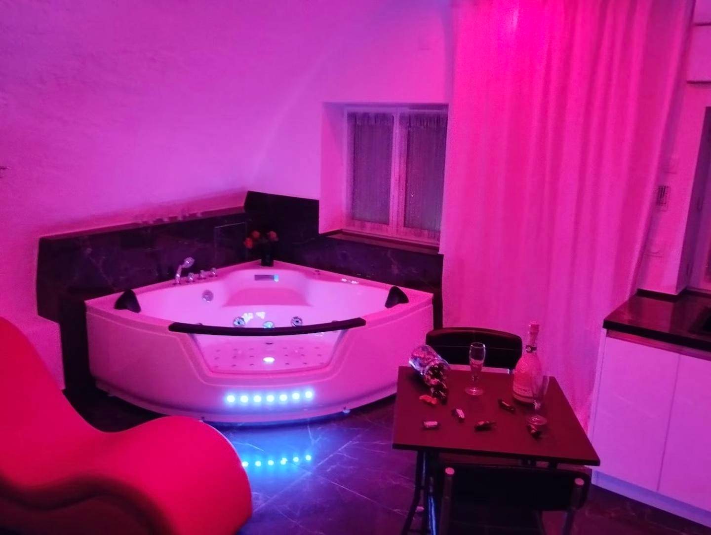 Photo du logement - La suite miroir, love room avec jacuzzi