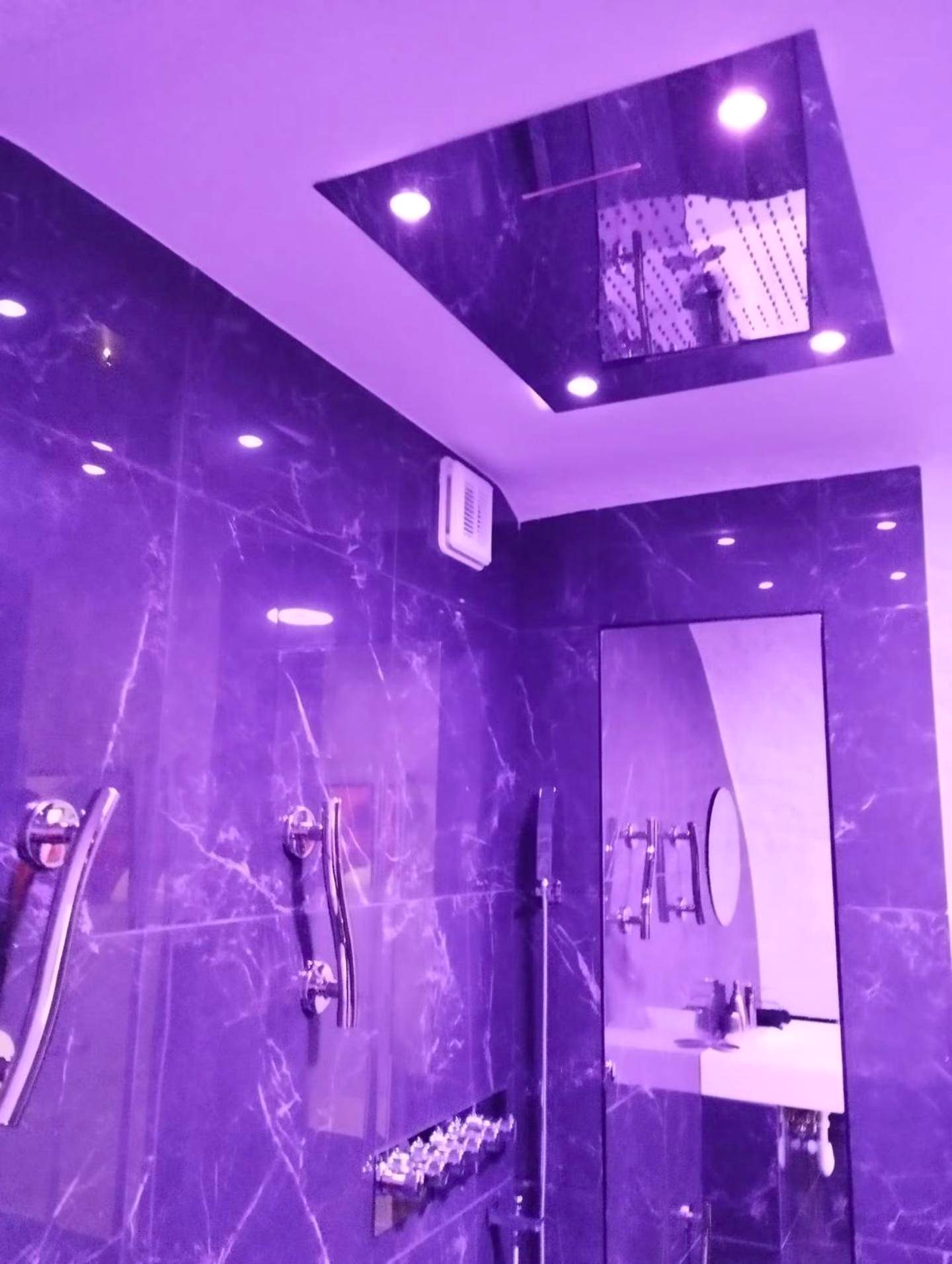Douche à l'italienne avec éclairage violet - La suite miroir, love room avec jacuzzi