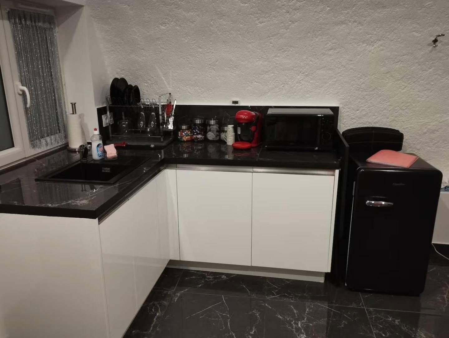 Kitchenette équipée avec frigo vintage noir - La suite miroir, love room avec jacuzzi
