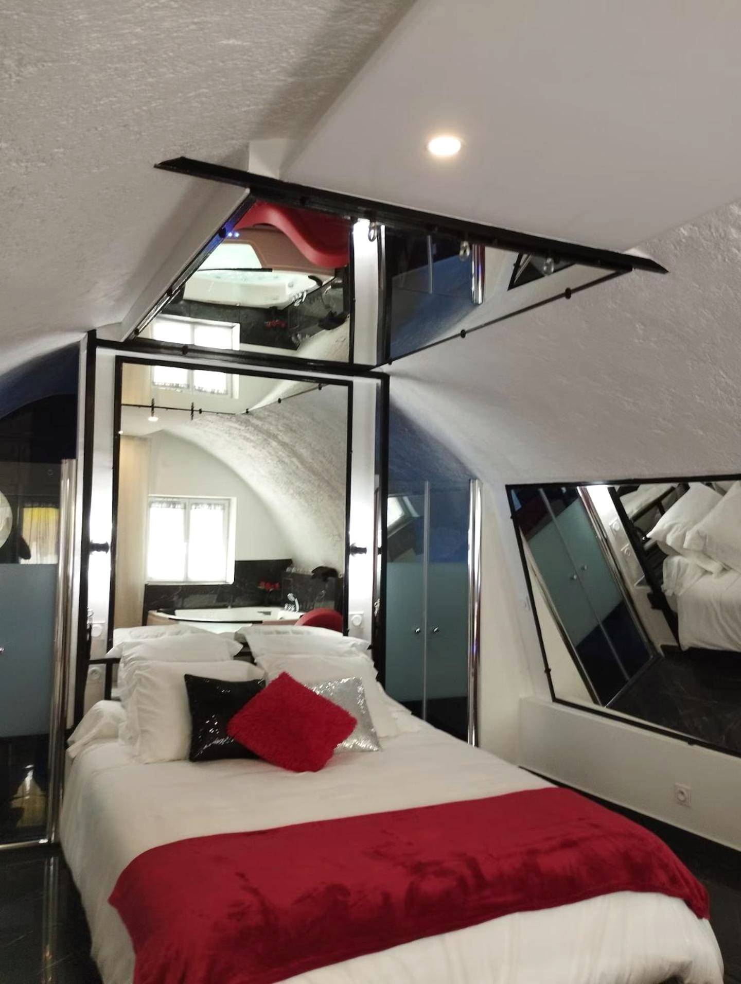Photo du logement - La suite miroir, love room avec jacuzzi - Bouc - Bel - Air