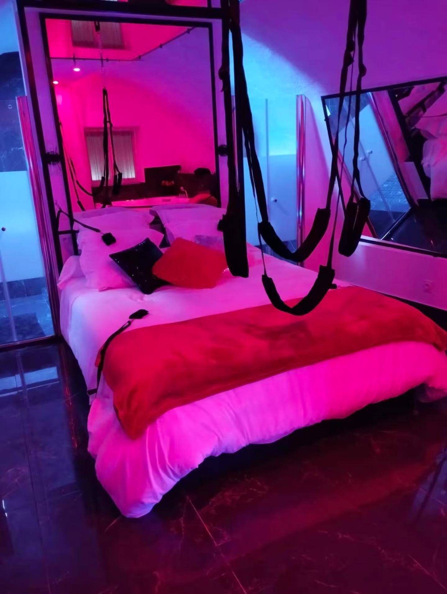 Photo du logement - La suite miroir, love room avec jacuzzi - Bouc - Bel - Air