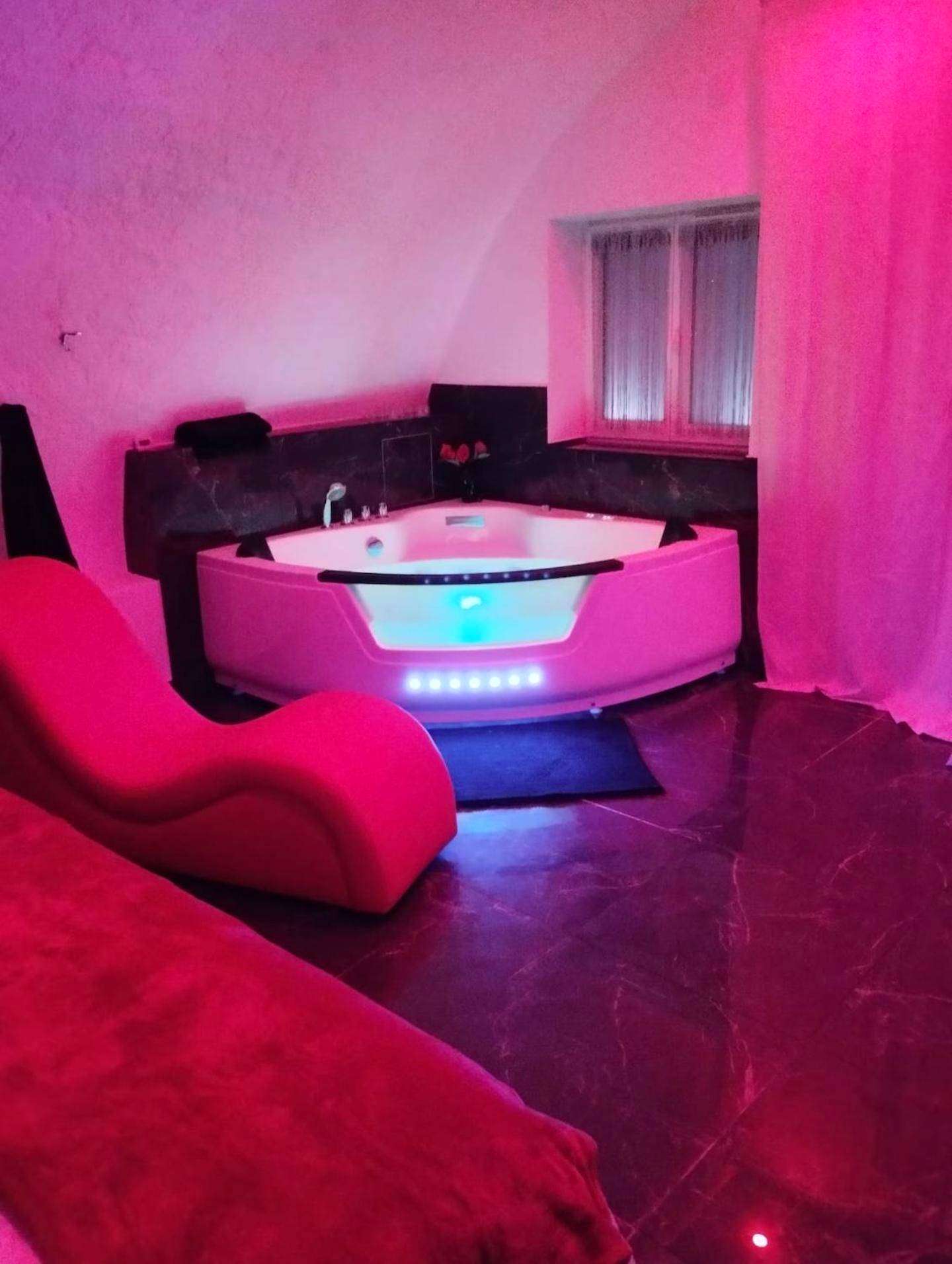 Photo du logement - La suite miroir, love room avec jacuzzi