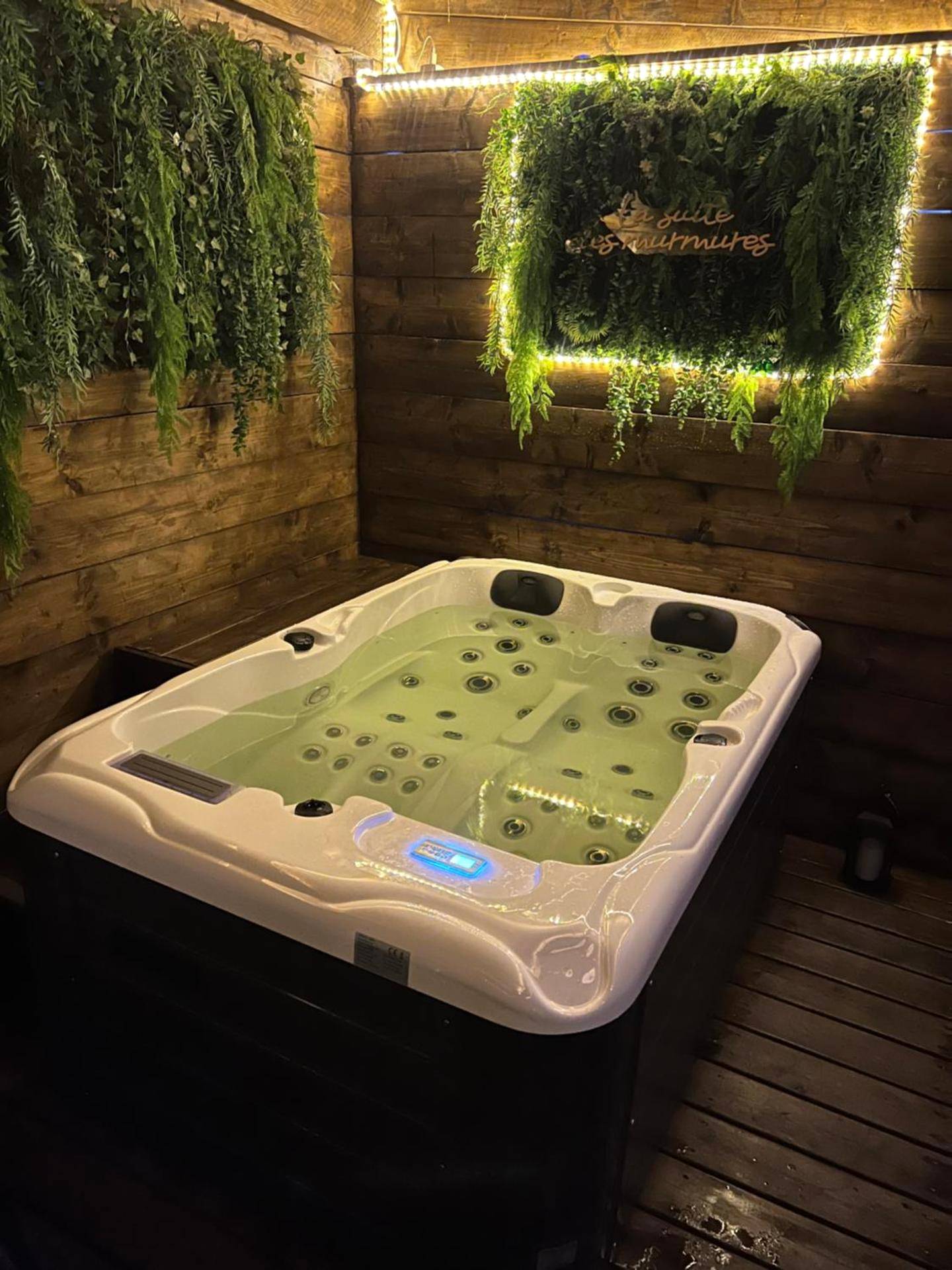 Jacuzzi privatif avec mur végétal lumineux - Love Room Scionzier - Loveroom La suite des murmures
