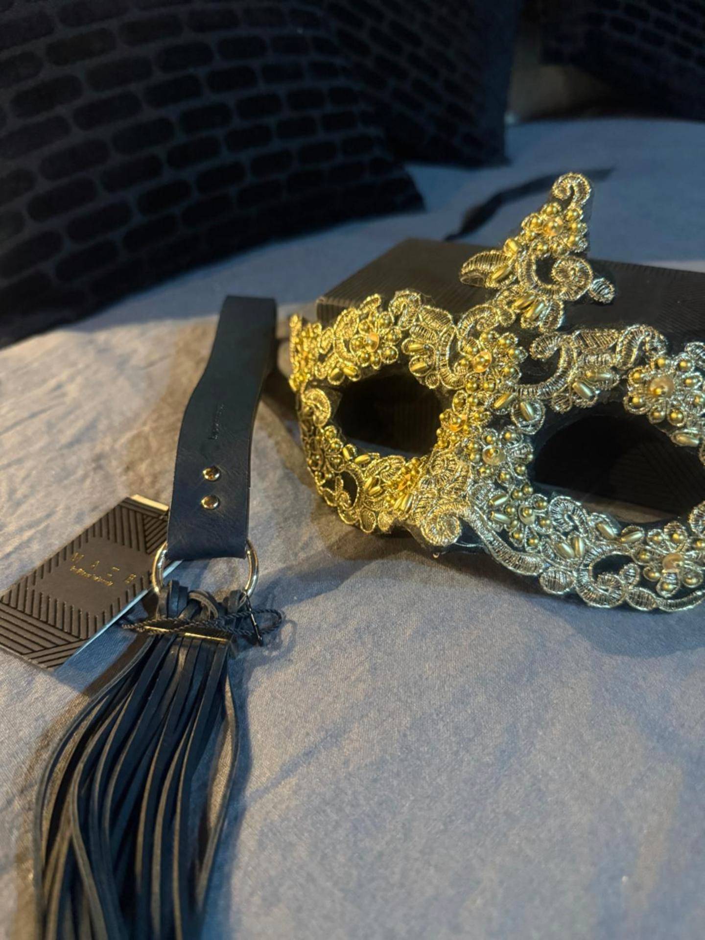 Masque vénitien doré et accessoires érotiques - Loveroom La suite des murmures