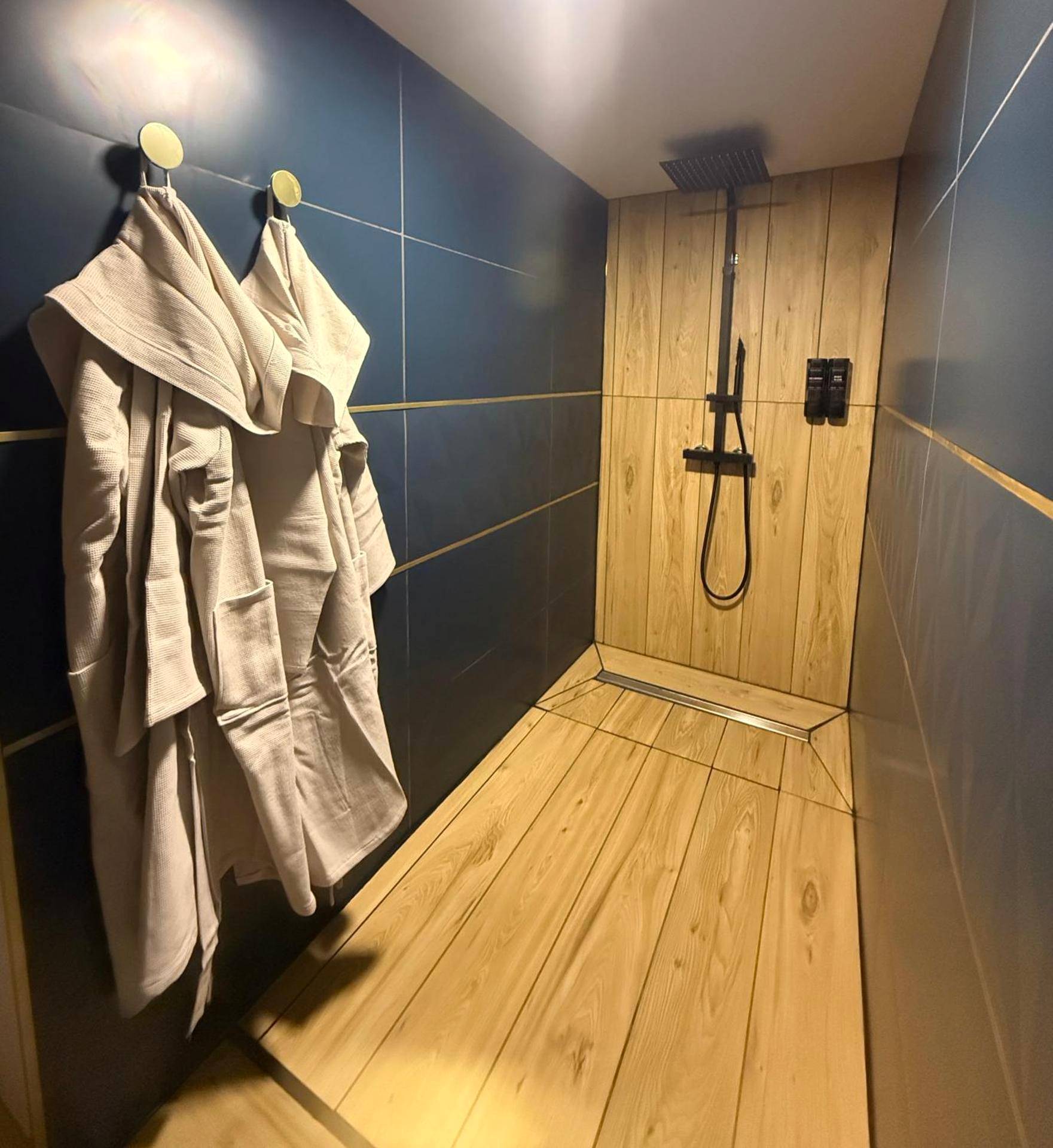 Douche à l'italienne avec peignoirs moelleux - Loveroom La suite des murmures