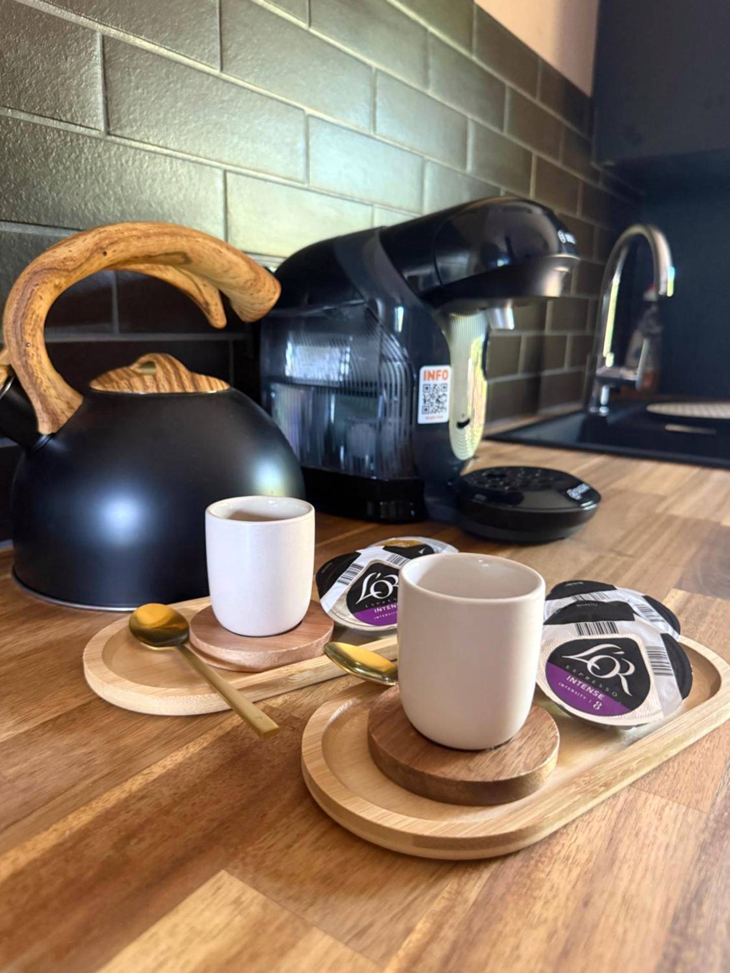 Espace café avec machine à capsules et bouilloire - Loveroom La suite des murmures