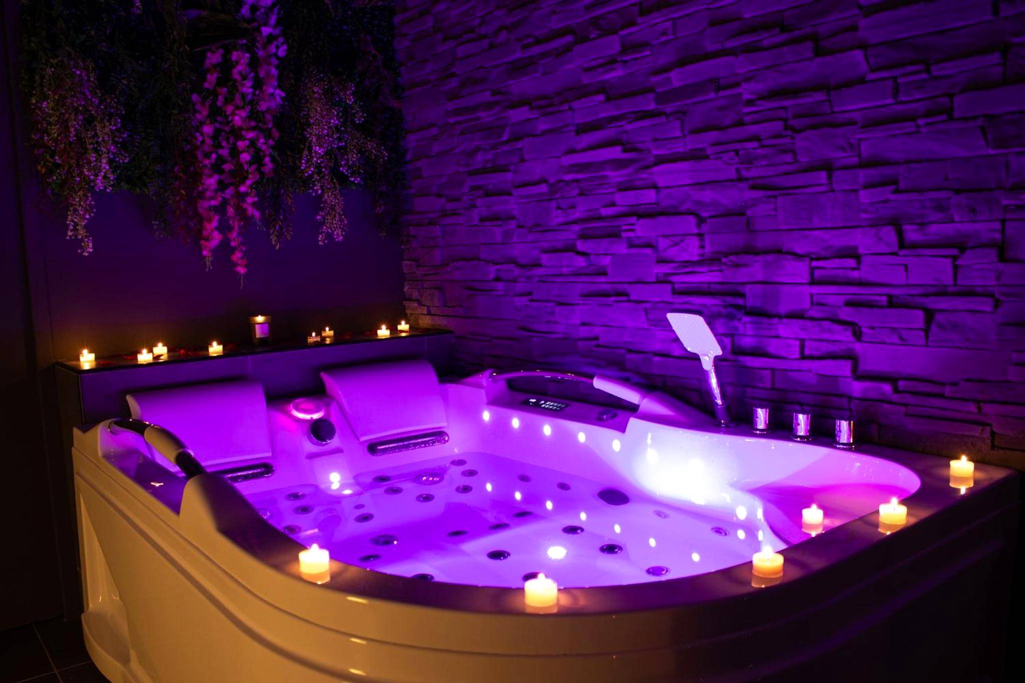 Jacuzzi privatif avec éclairage néon violet - Love Room Saint - Germain - sur - Morin - La Suite Nayara