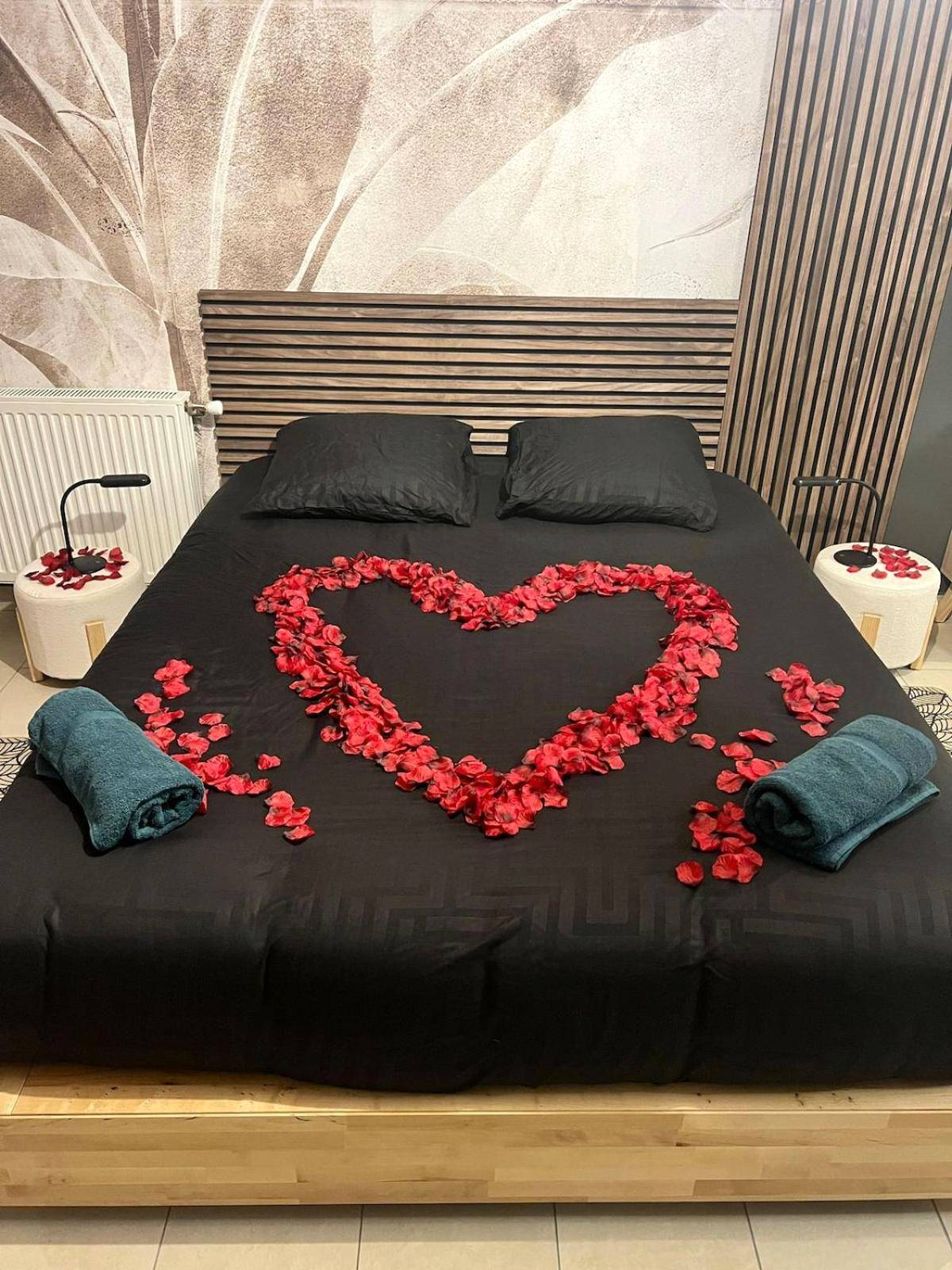Lit king size avec cœur en pétales de rose - La Suite Nayara