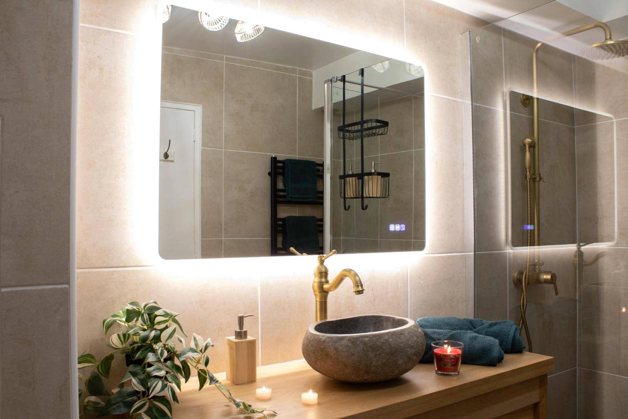 Vasque en pierre et miroir LED rétroéclairé - La Suite Nayara