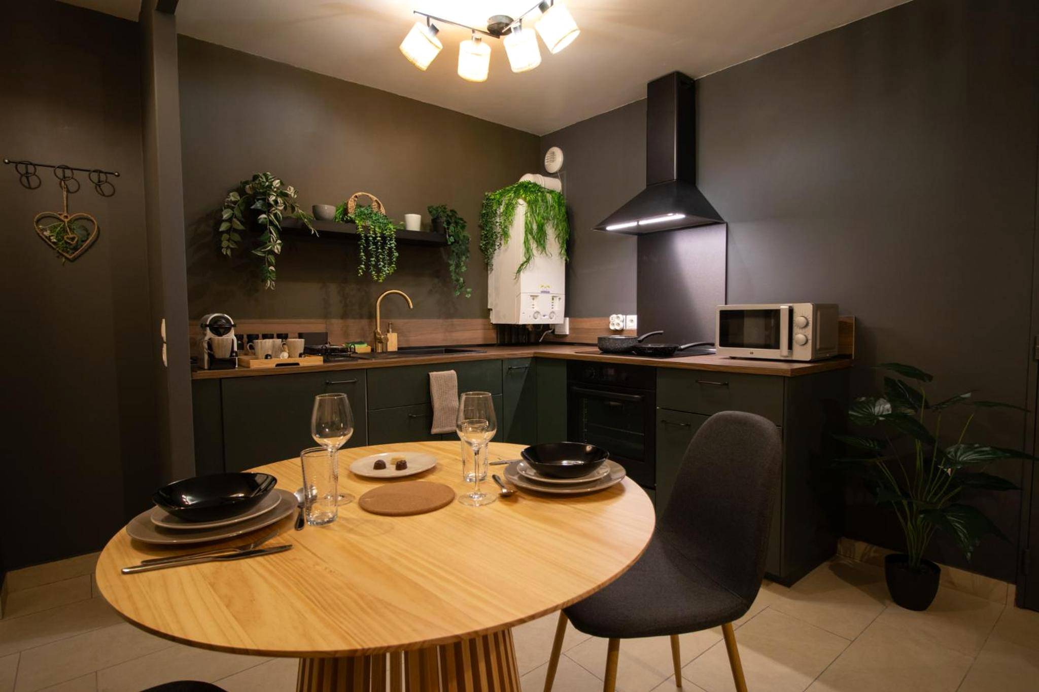 Cuisine équipée avec table ronde dressée - La Suite Nayara