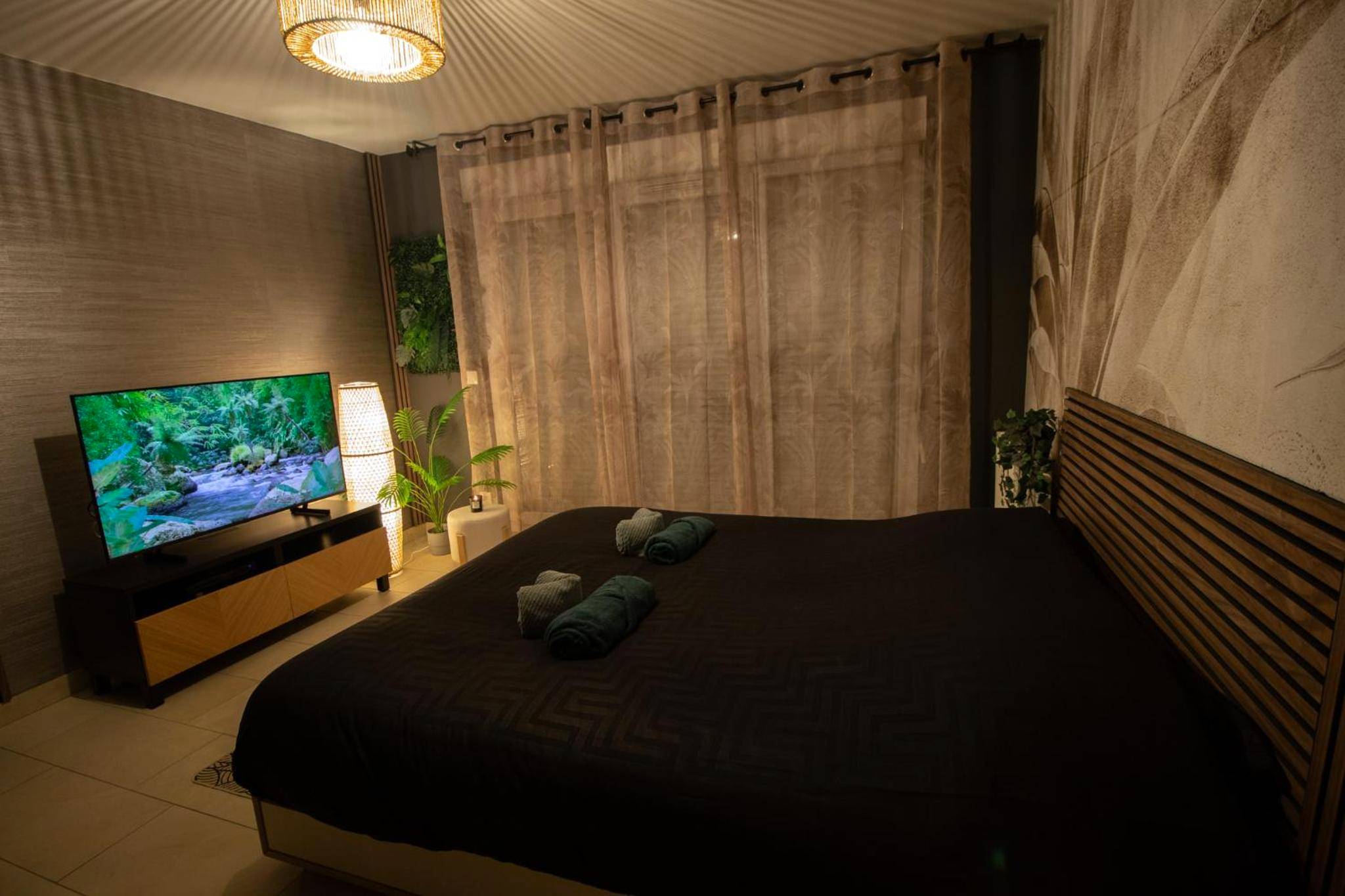 Chambre avec grand écran TV et lit double - La Suite Nayara