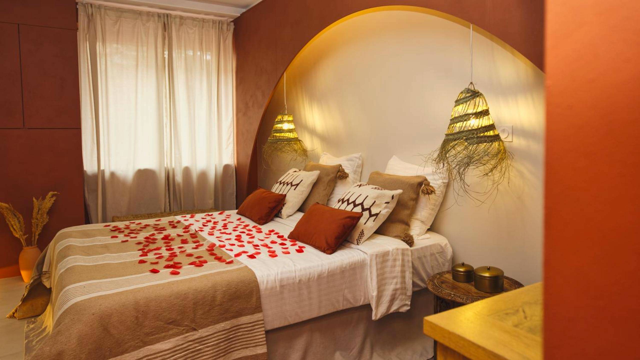 Lit double avec pétales de rose et alcôve - Love Room Saint - Étienne - Suite Luxueuse Jacuzzi Hammam Marrakech by Noma