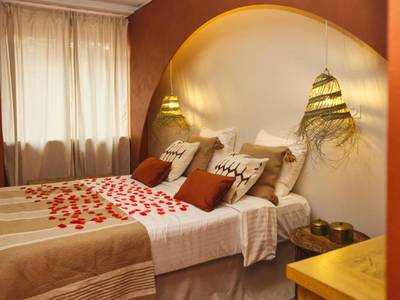 Lit double avec pétales de rose et alcôve - Love Room Saint - Étienne - Suite Luxueuse Jacuzzi Hammam Marrakech by Noma