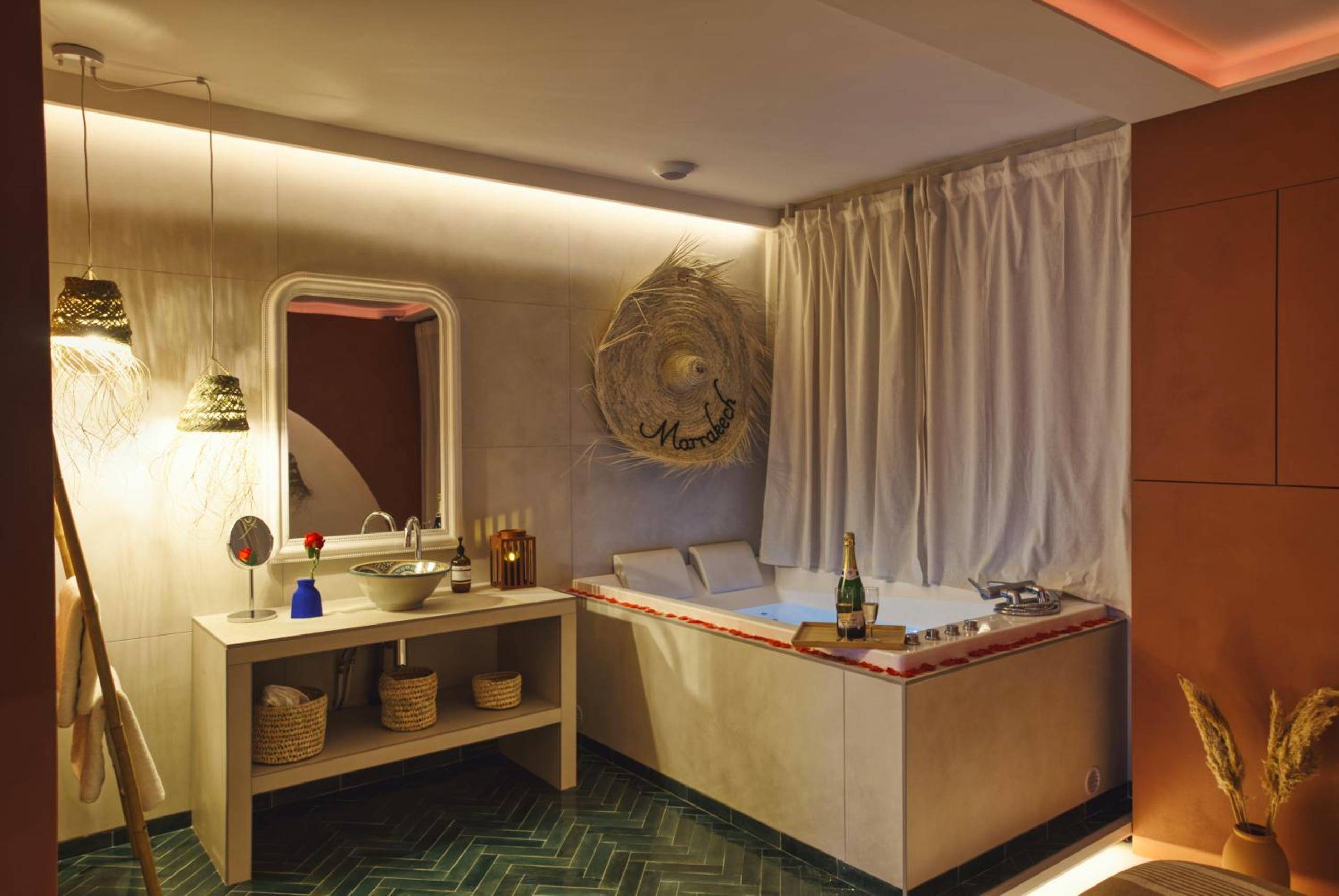 Baignoire balnéo privative et coin vasque - Suite Luxueuse Jacuzzi Hammam Marrakech by Noma