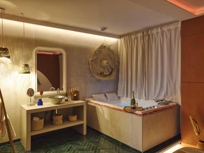 Baignoire balnéo privative et coin vasque - Suite Luxueuse Jacuzzi Hammam Marrakech by Noma