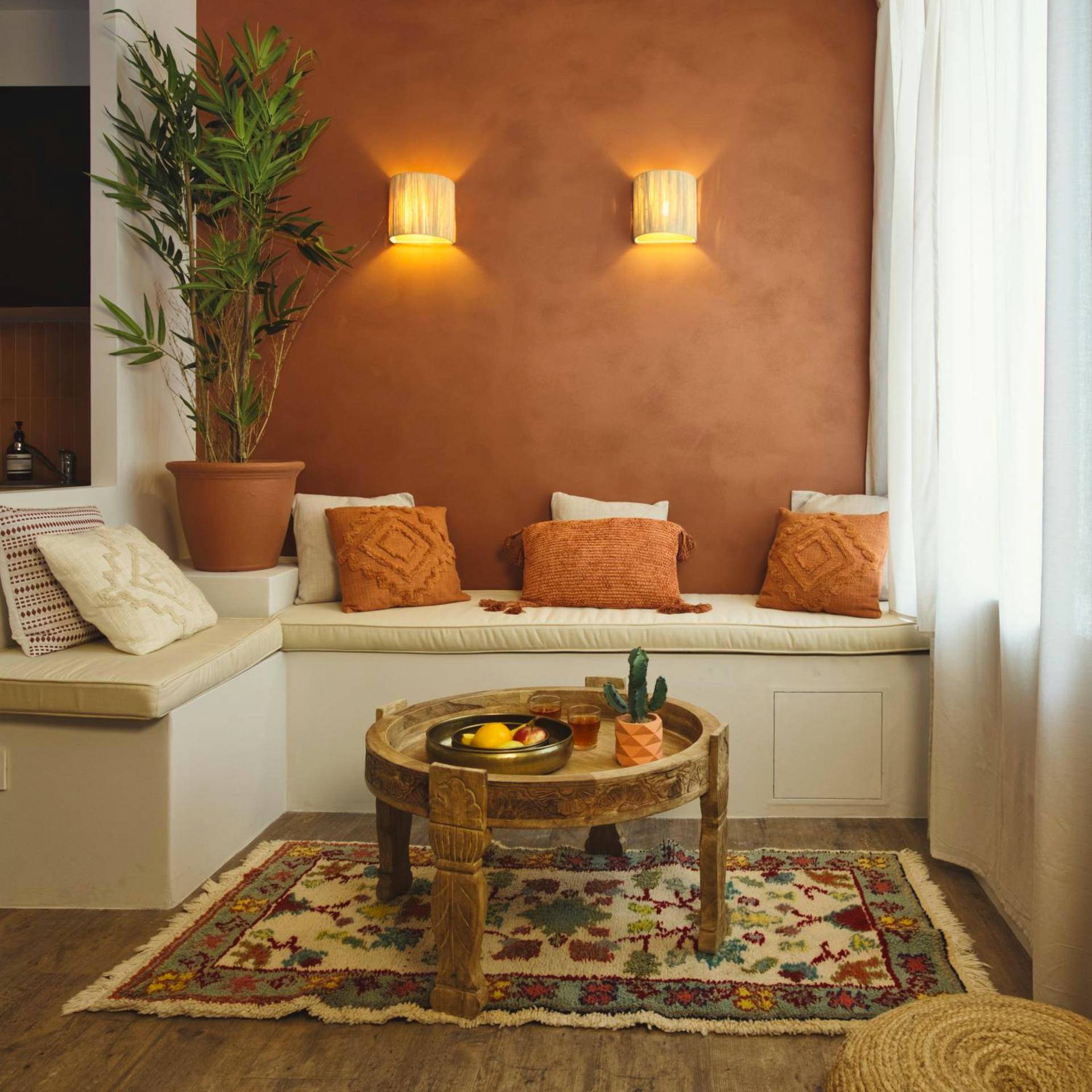 Espace salon avec banquette et table orientale - Suite Luxueuse Jacuzzi Hammam Marrakech by Noma