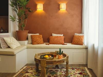 Espace salon avec banquette et table orientale - Suite Luxueuse Jacuzzi Hammam Marrakech by Noma