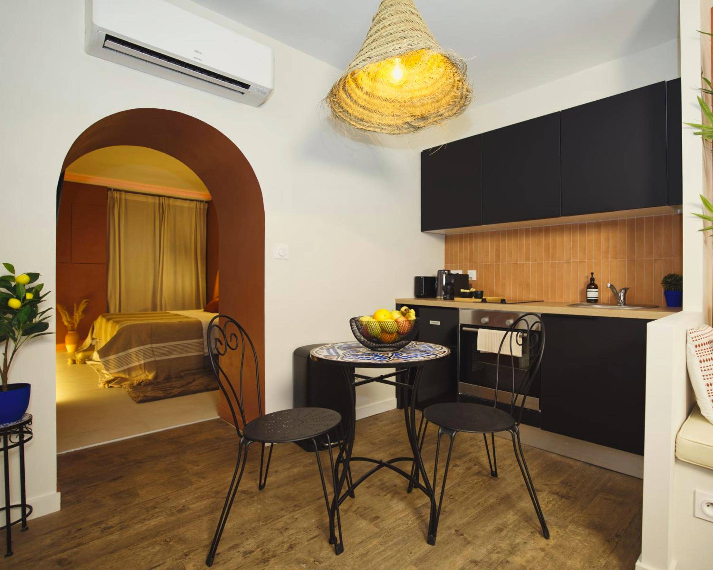 Cuisine équipée et coin repas avec arche - Suite Luxueuse Jacuzzi Hammam Marrakech by Noma